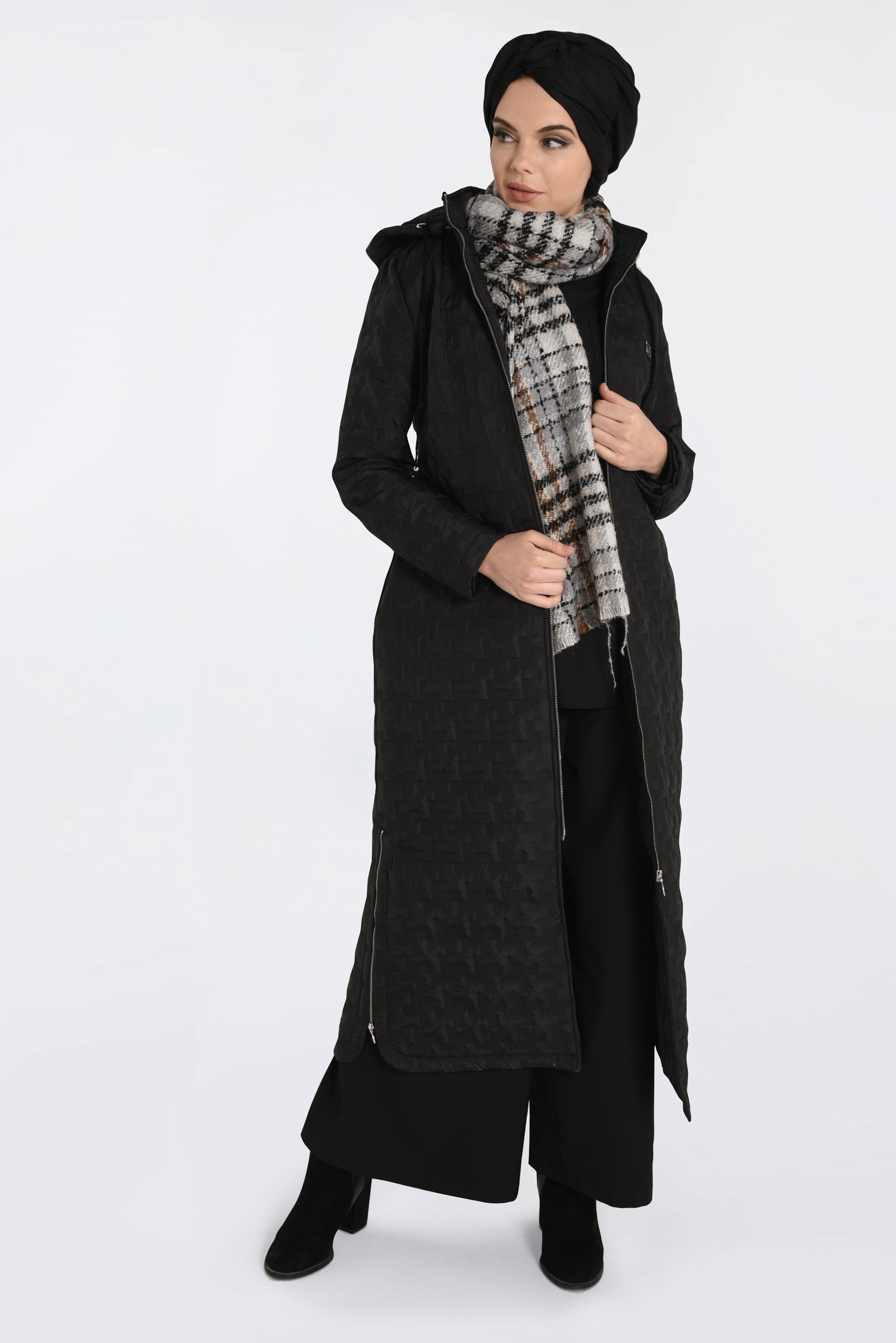 Tesettür giyim SİYAH KAPÜŞONLU YANLARI FERMUAR DETAYLI MANTO 9826 