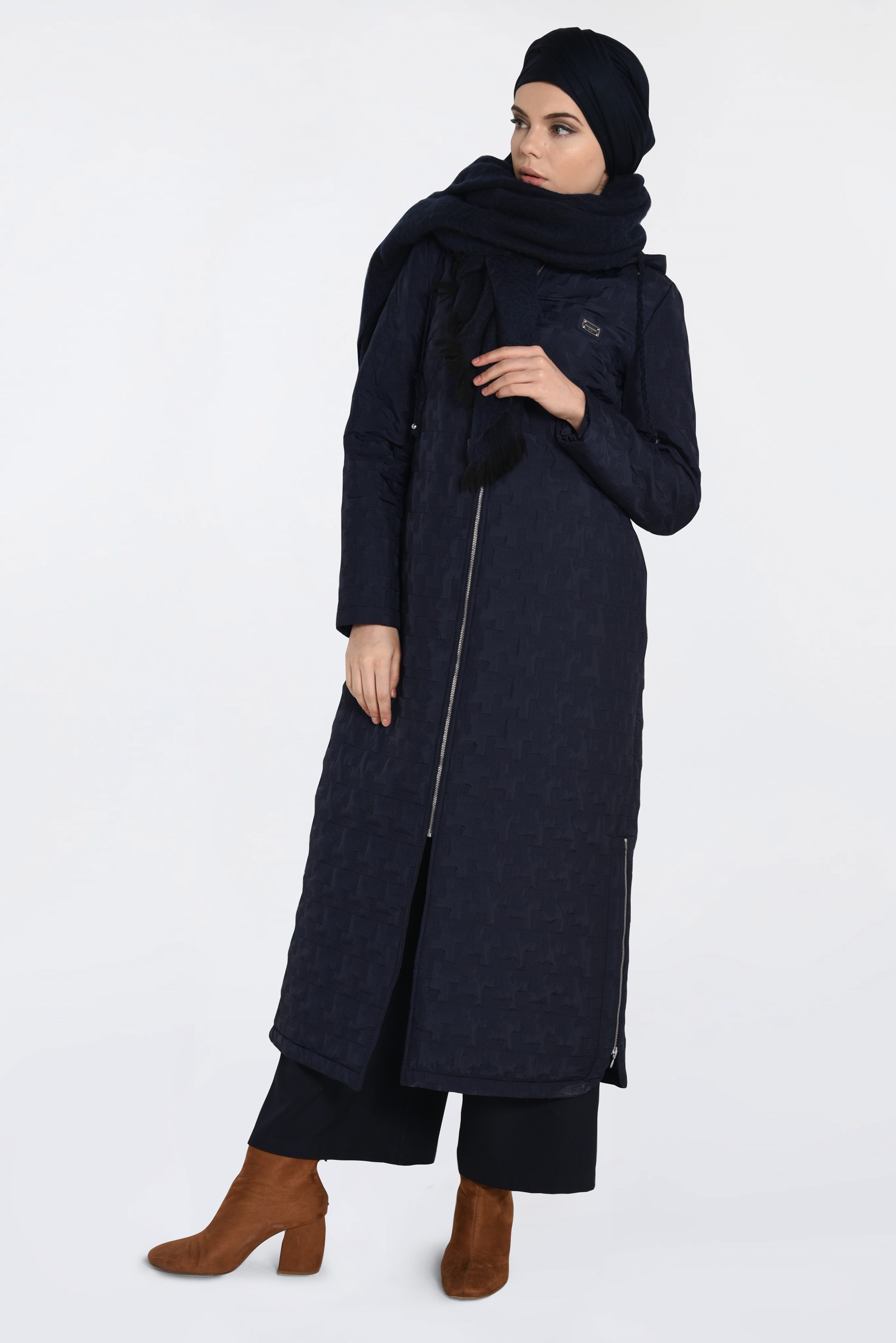Tesettür giyim LACİVERT KAPÜŞONLU YANLARI FERMUAR DETAYLI MANTO 9826 