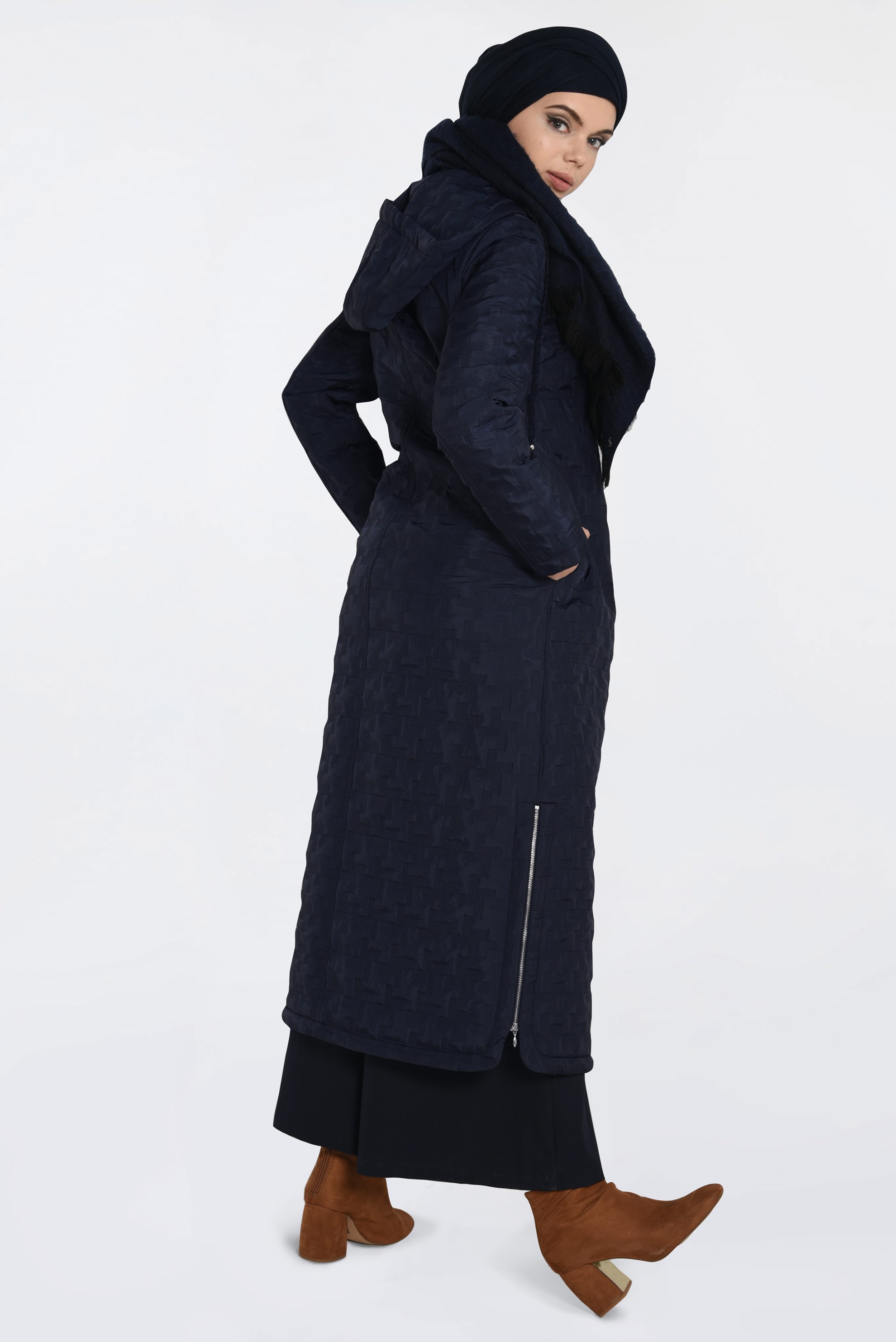 Tesettür giyim LACİVERT KAPÜŞONLU YANLARI FERMUAR DETAYLI MANTO 9826 