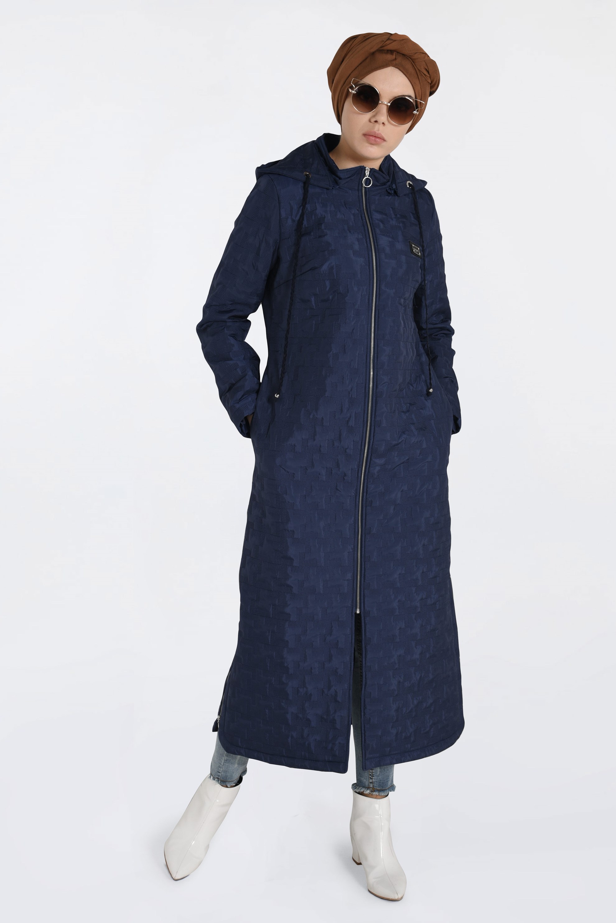 Tesettür giyim LACİVERT KAPÜŞONLU YANLARI FERMUAR DETAYLI MANTO 9826 