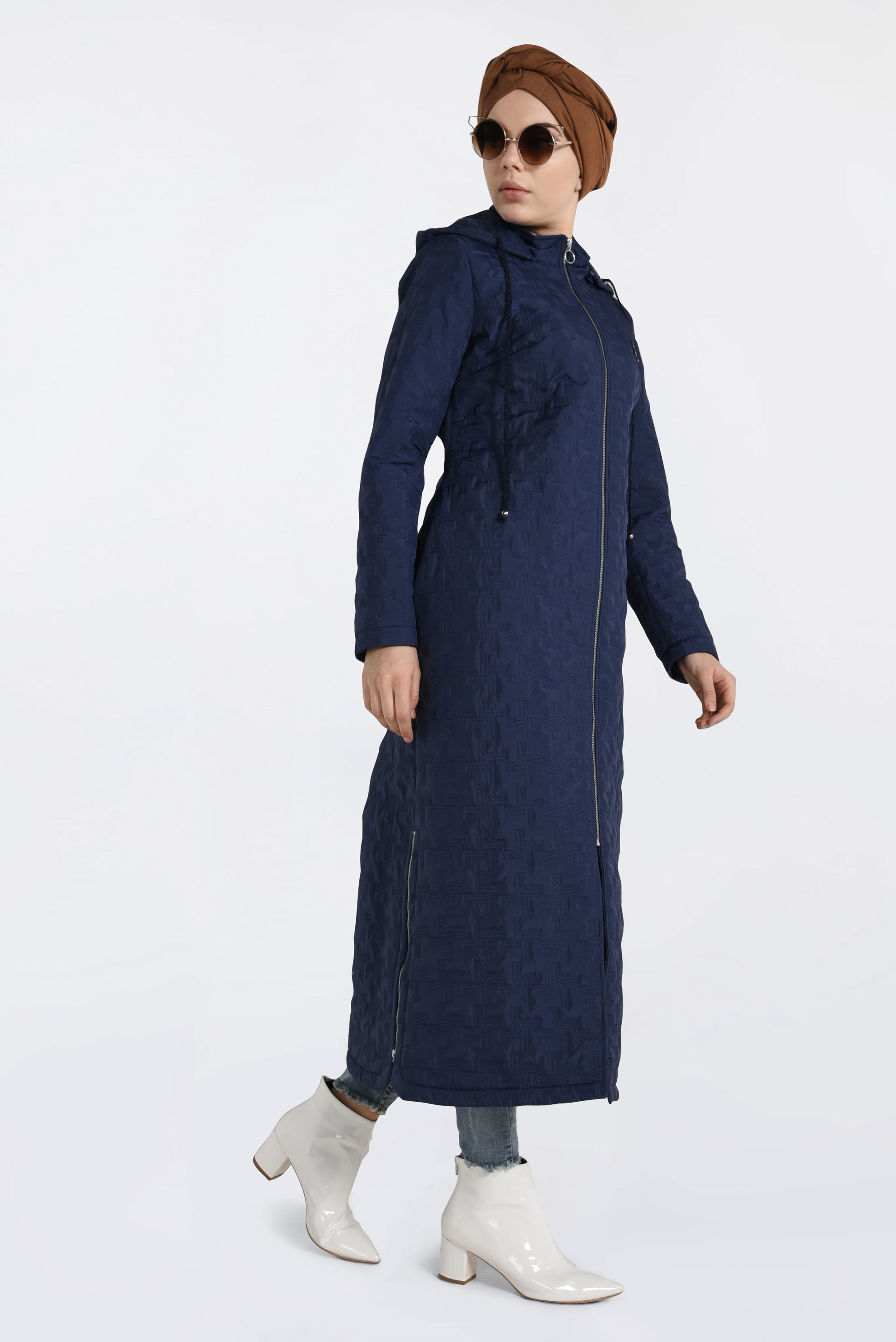 Tesettür giyim LACİVERT KAPÜŞONLU YANLARI FERMUAR DETAYLI MANTO 9826 