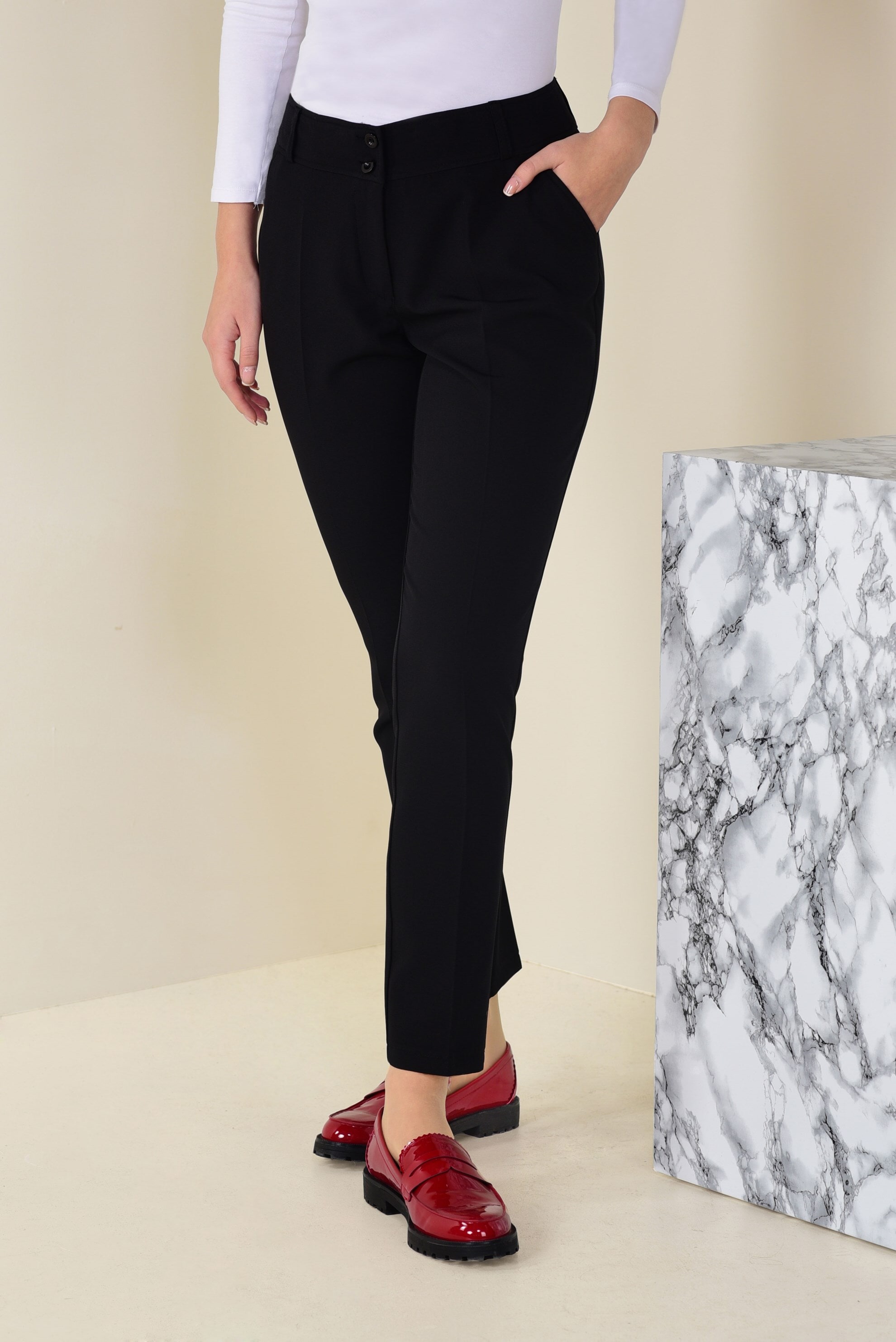 Tesettür giyim SİYAH DÜĞMELİ HAVUÇ PANTOLON 7412