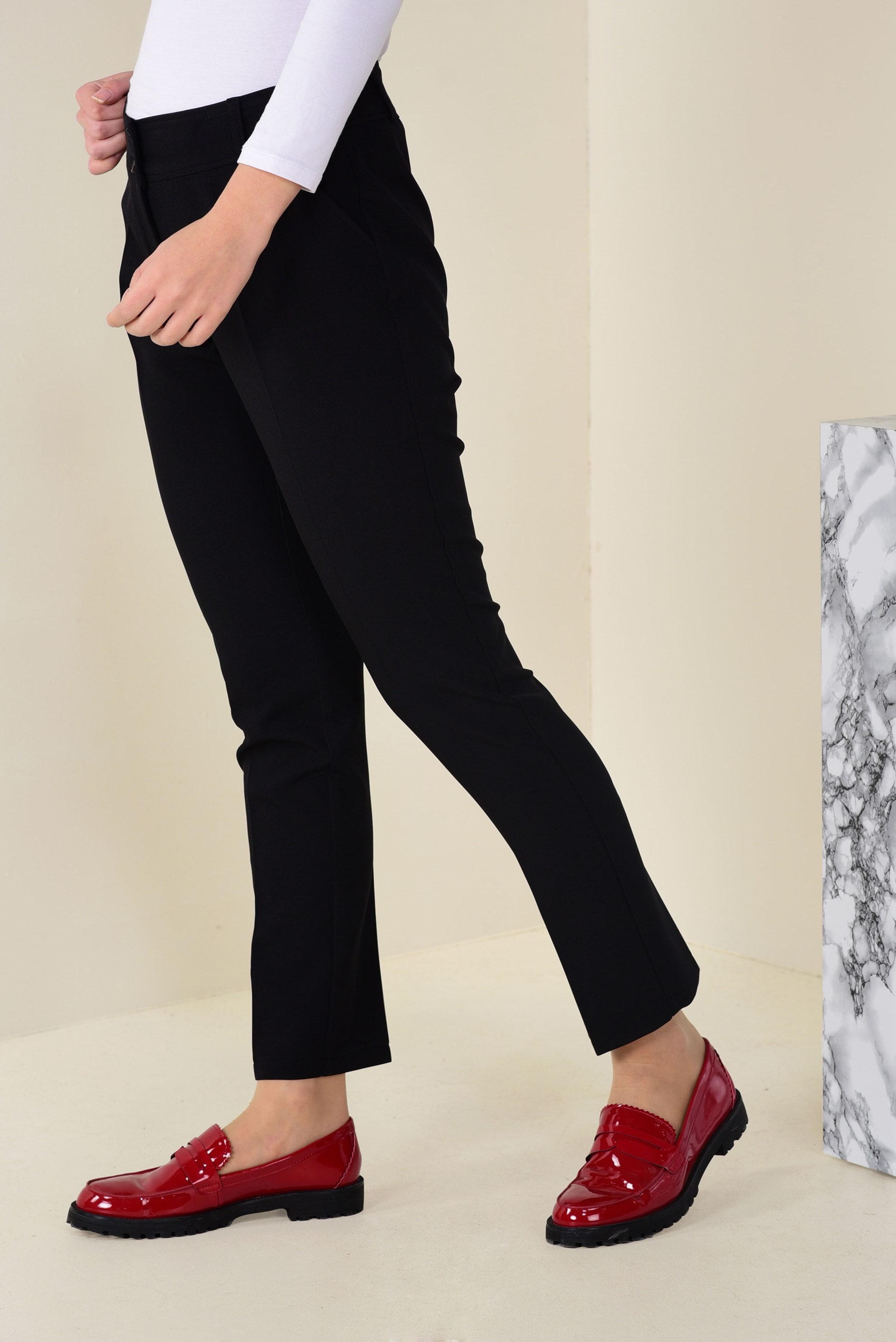 Tesettür giyim SİYAH DÜĞMELİ HAVUÇ PANTOLON 7412