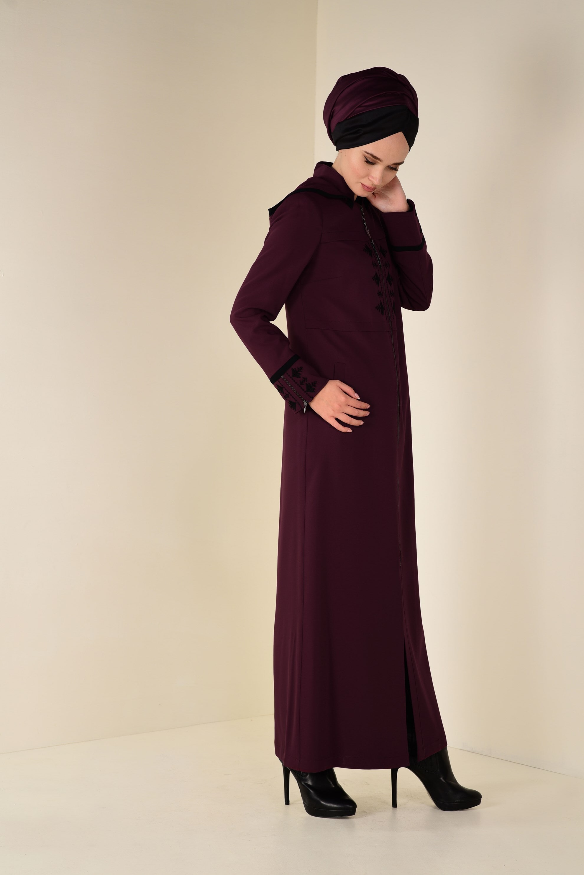 Tesettür giyim BORDO NAKIŞLI KAPÜŞONLU PARDESÜ 1315 