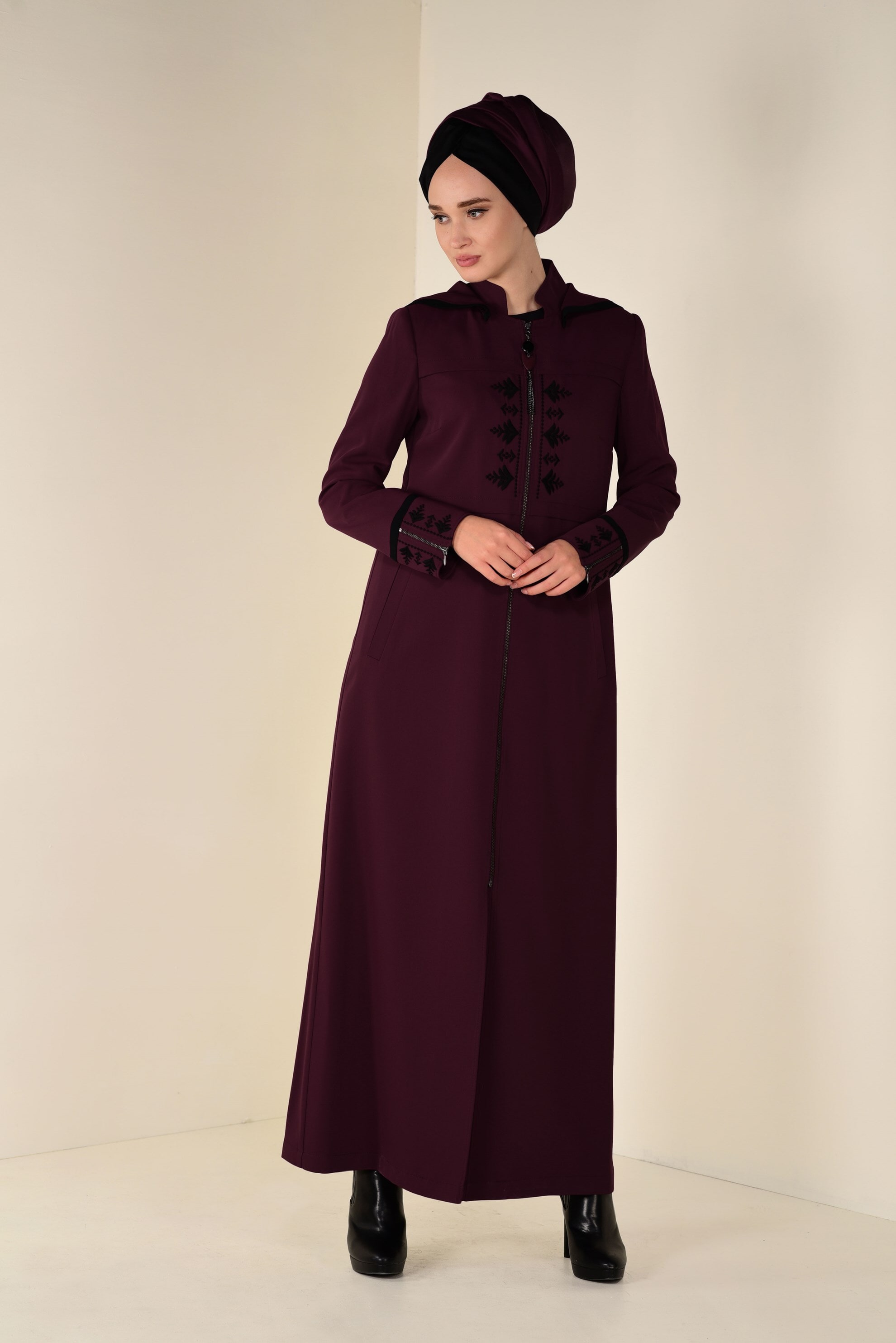 Tesettür giyim BORDO NAKIŞLI KAPÜŞONLU PARDESÜ 1315 