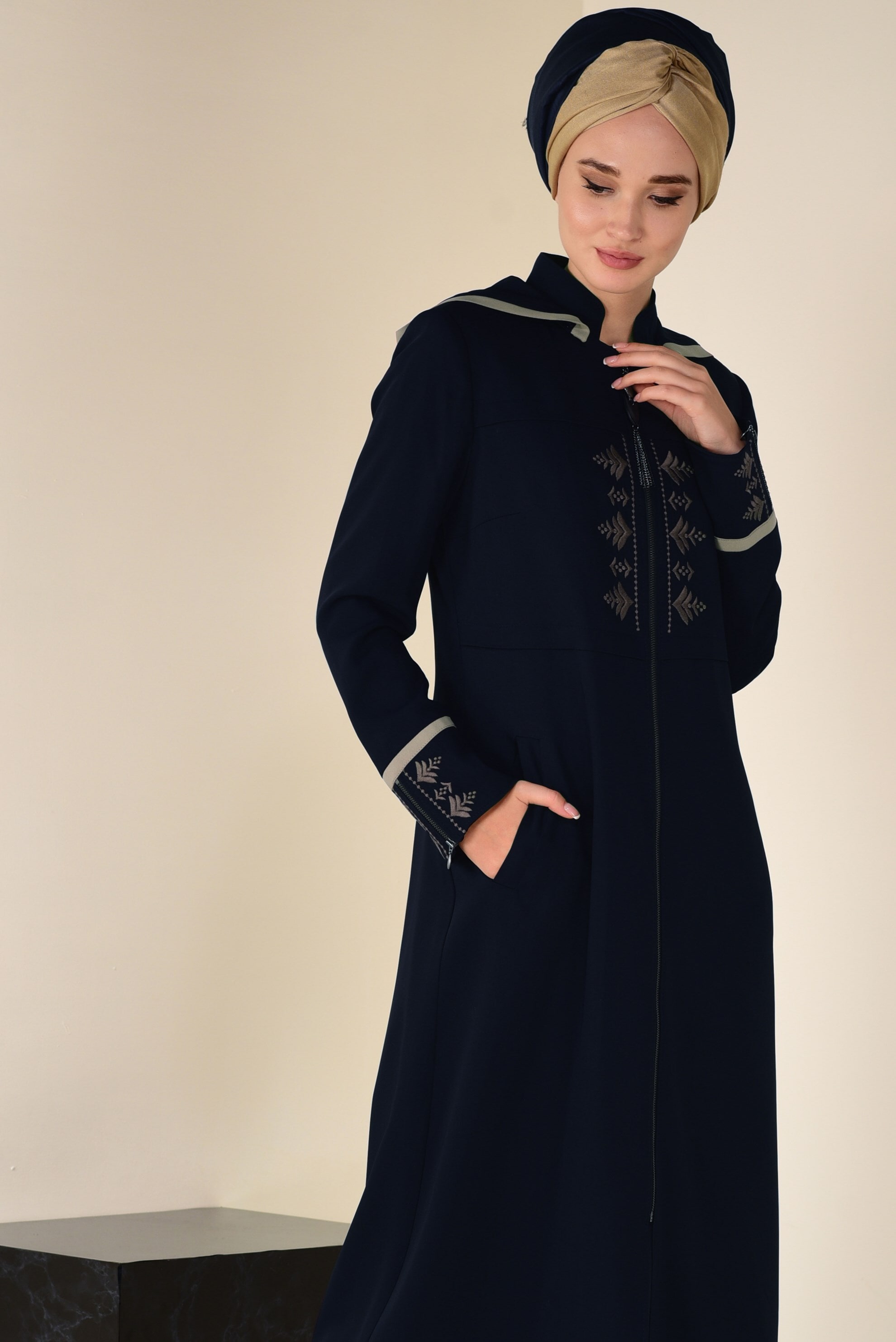 Tesettür giyim LACİVERT NAKIŞLI KAPÜŞONLU PARDESÜ 1315 