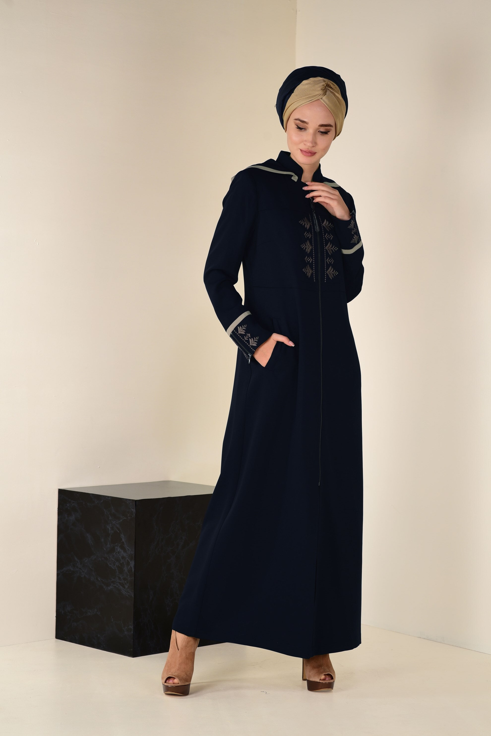 Tesettür giyim LACİVERT NAKIŞLI KAPÜŞONLU PARDESÜ 1315 