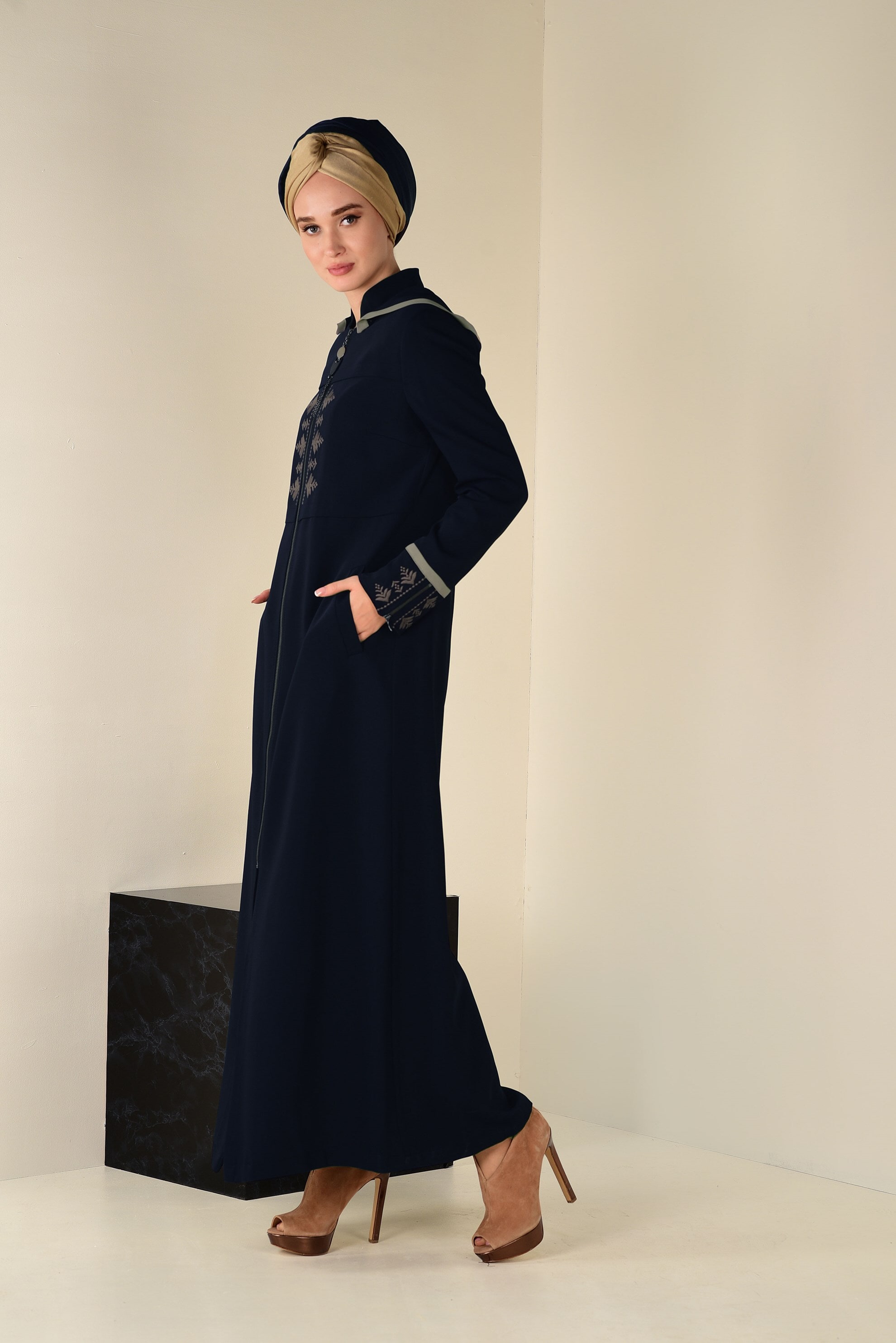 Tesettür giyim LACİVERT NAKIŞLI KAPÜŞONLU PARDESÜ 1315 