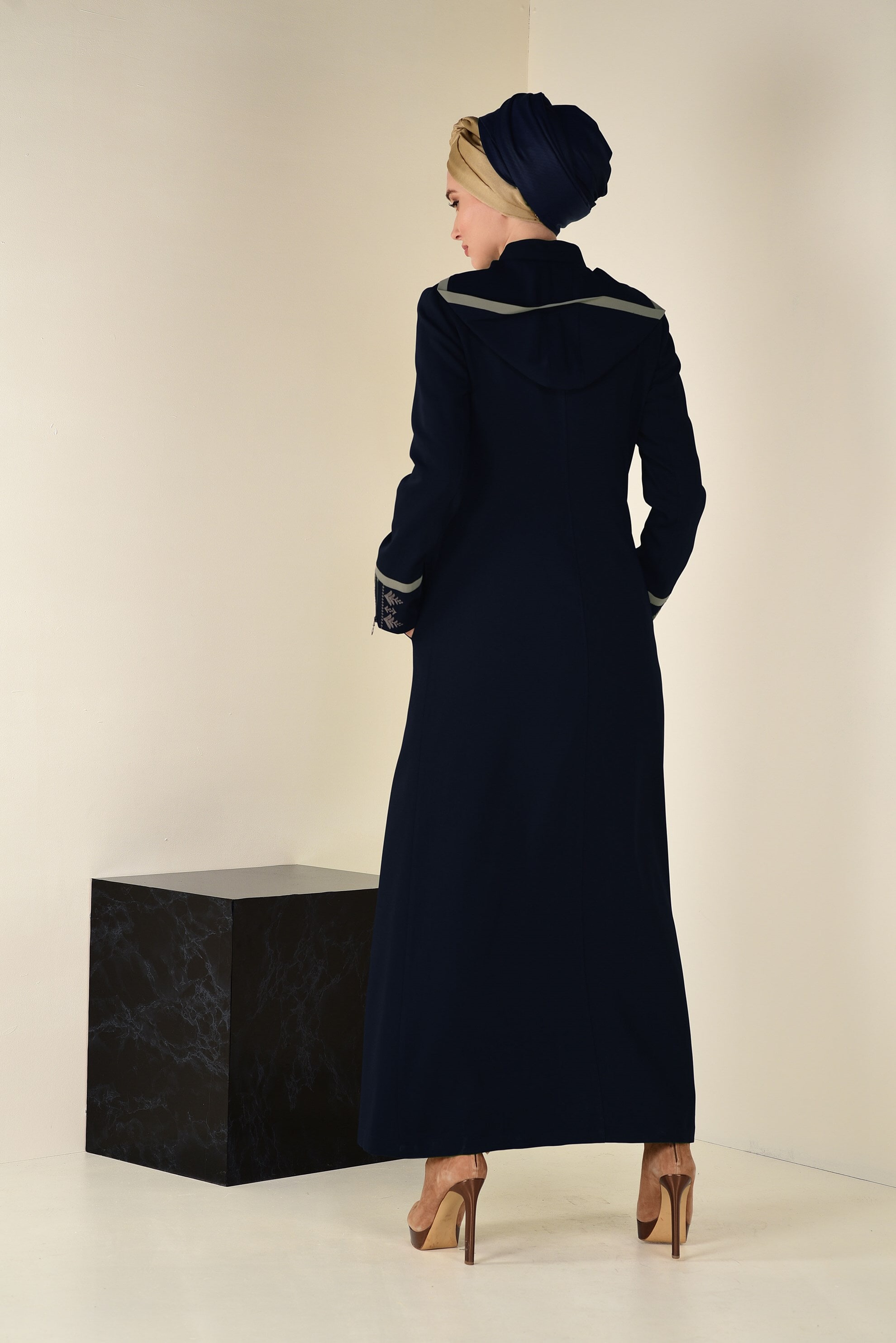 Tesettür giyim LACİVERT NAKIŞLI KAPÜŞONLU PARDESÜ 1315 