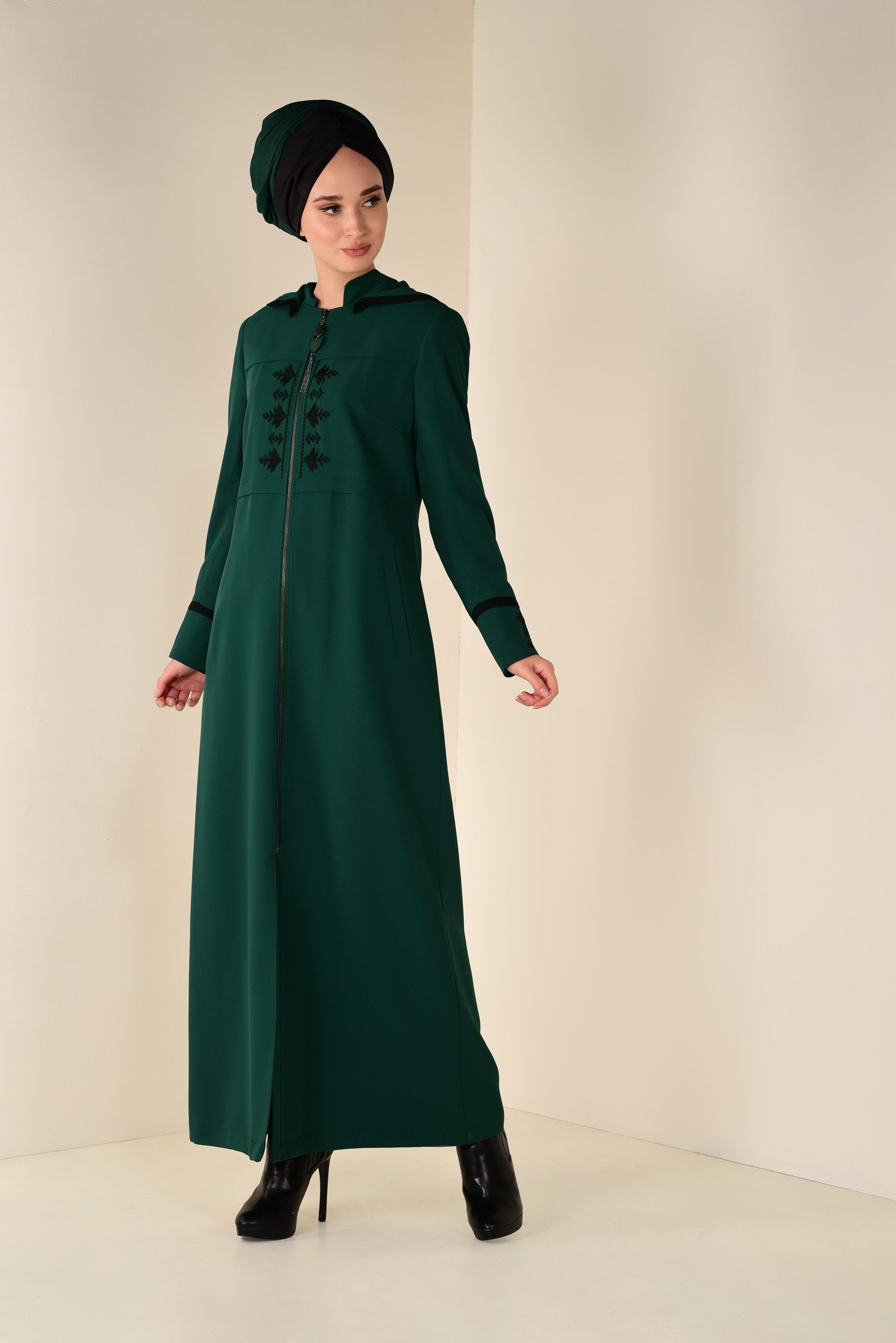 Tesettür giyim YEŞİL NAKIŞLI KAPÜŞONLU PARDESÜ 1315 