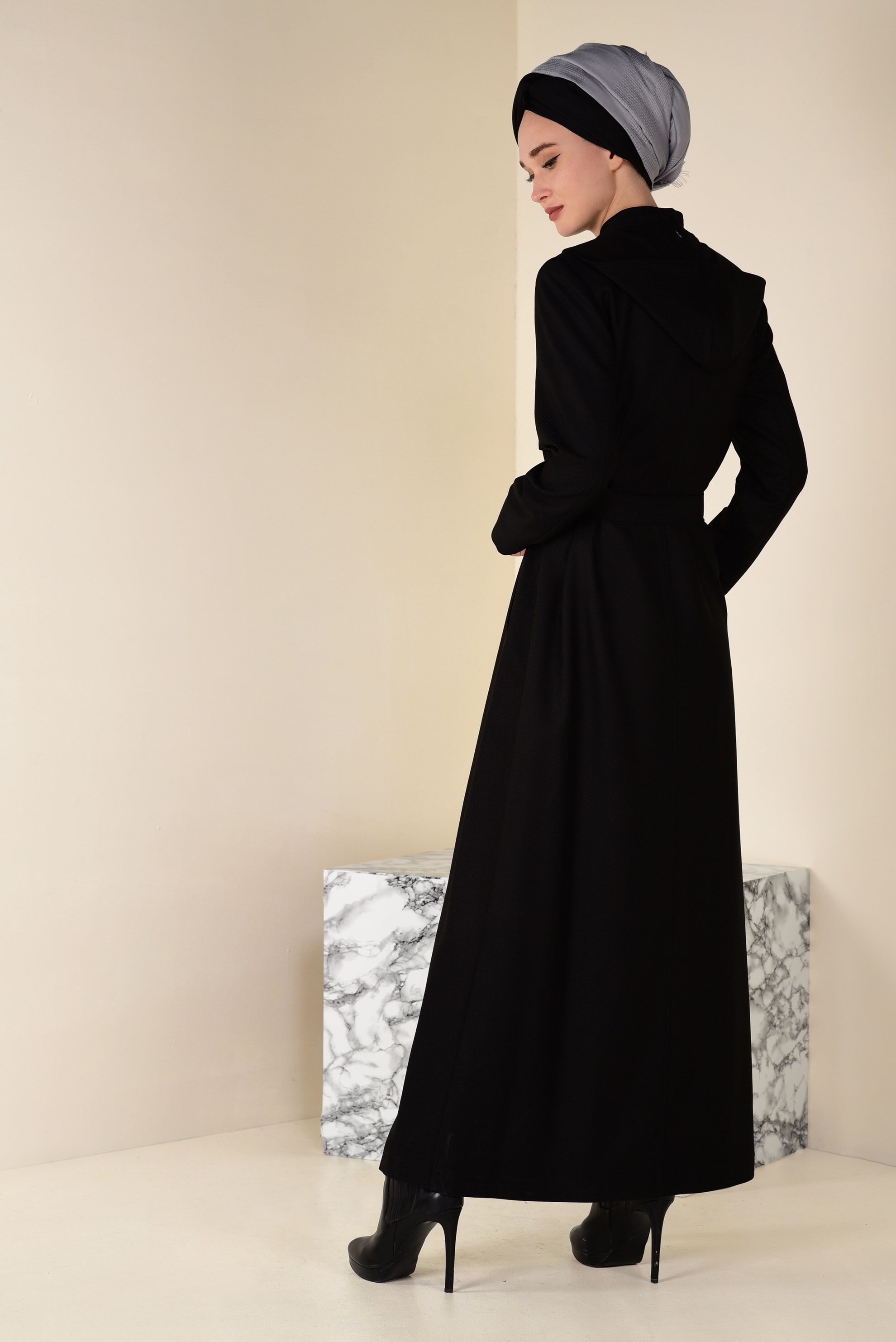 Tesettür giyim SİYAH BELİ KUŞAKLI KAPÜŞONLU PARDESÜ 1322 