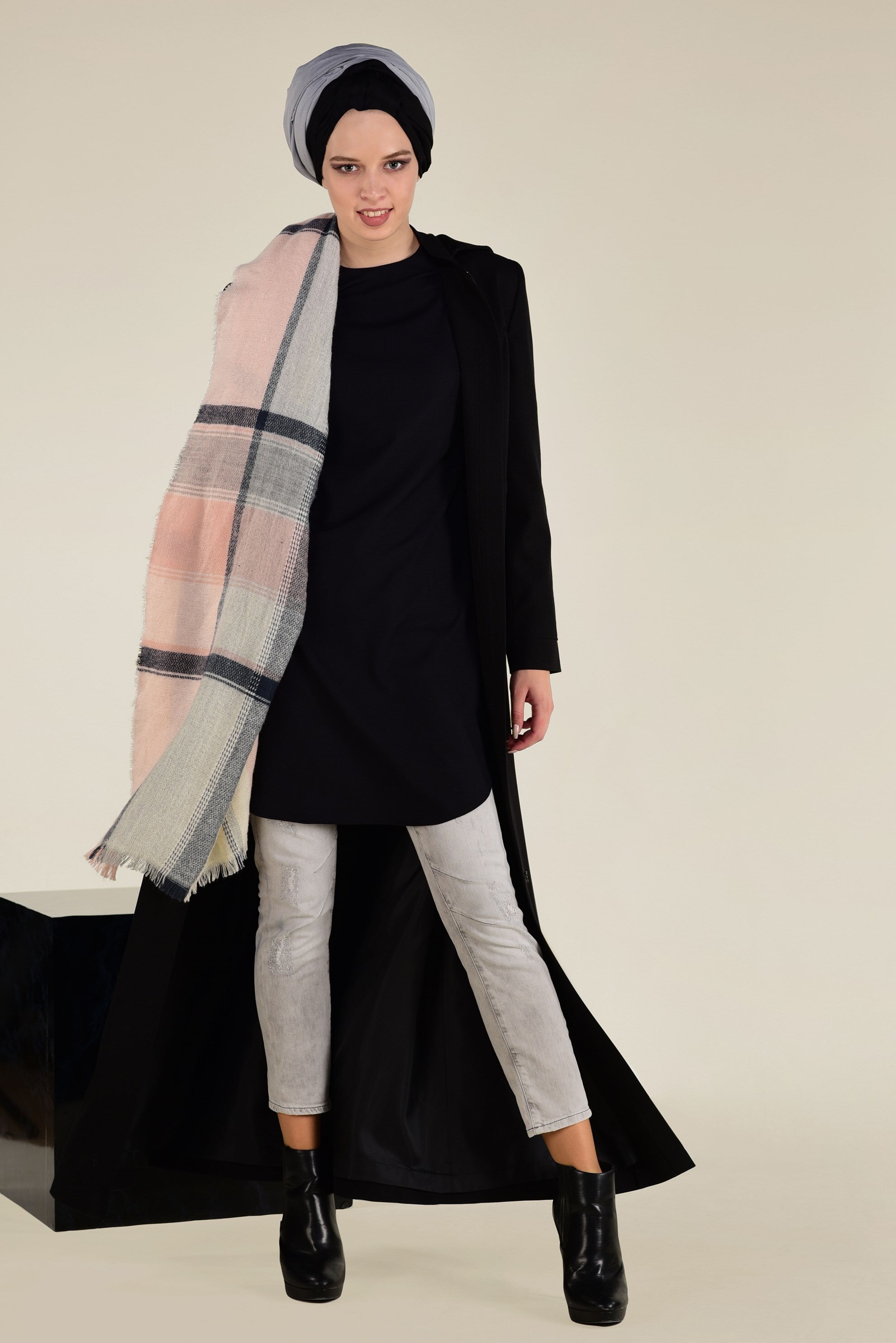 Tesettür giyim SİYAH BELİ BAĞCIKLI KAPÜŞONLU PARDESÜ 1328 