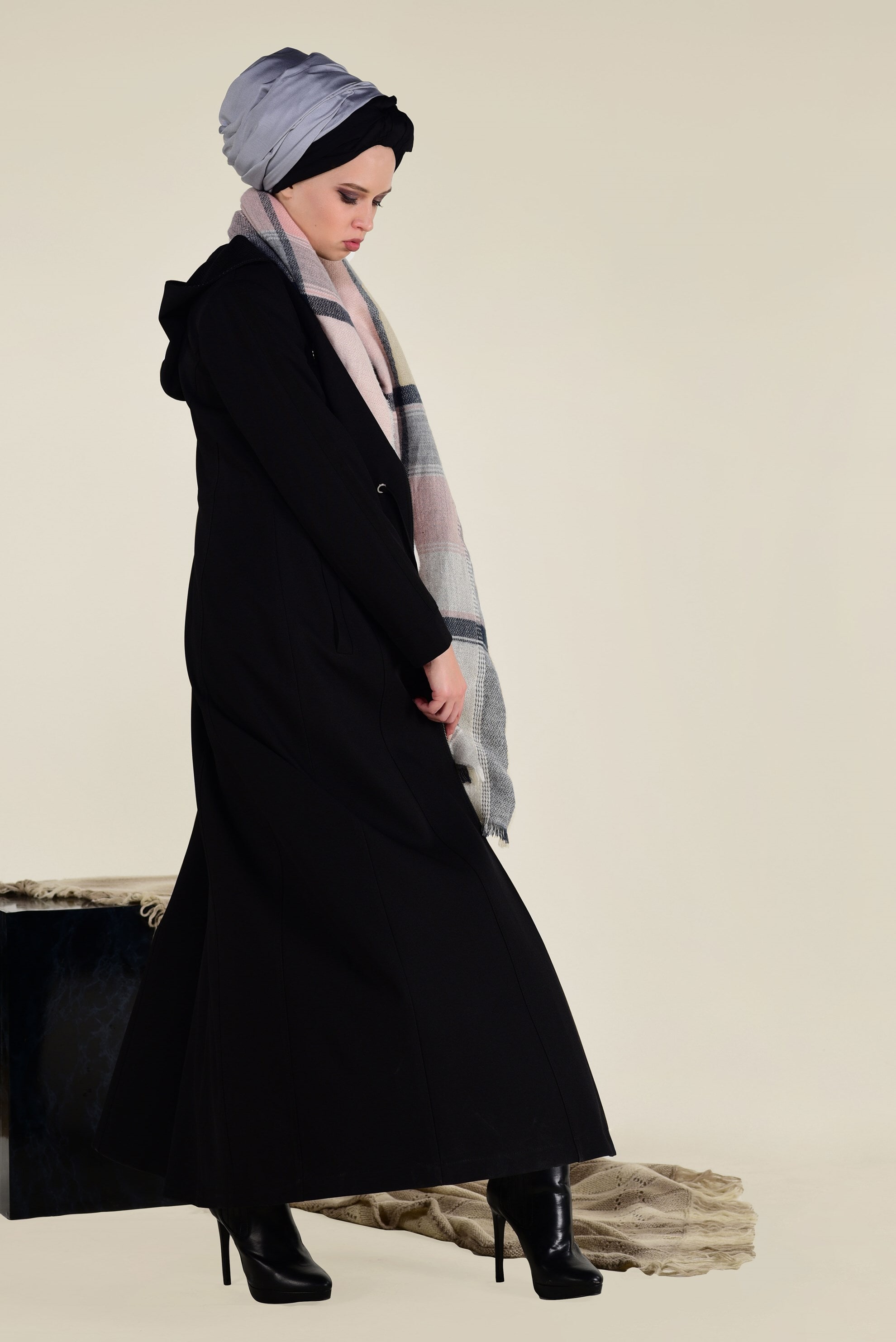 Tesettür giyim SİYAH BELİ BAĞCIKLI KAPÜŞONLU PARDESÜ 1328 