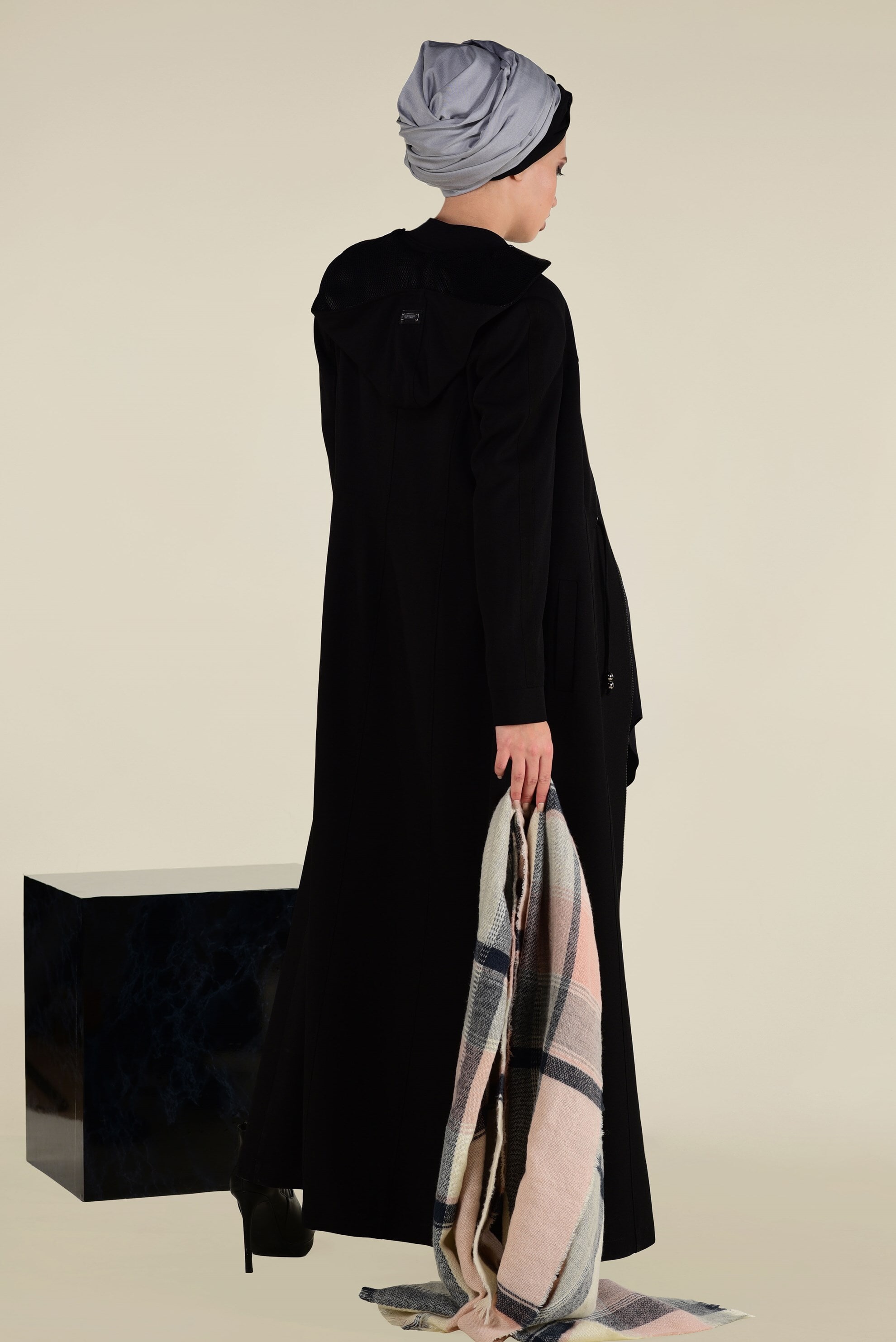 Tesettür giyim SİYAH BELİ BAĞCIKLI KAPÜŞONLU PARDESÜ 1328 