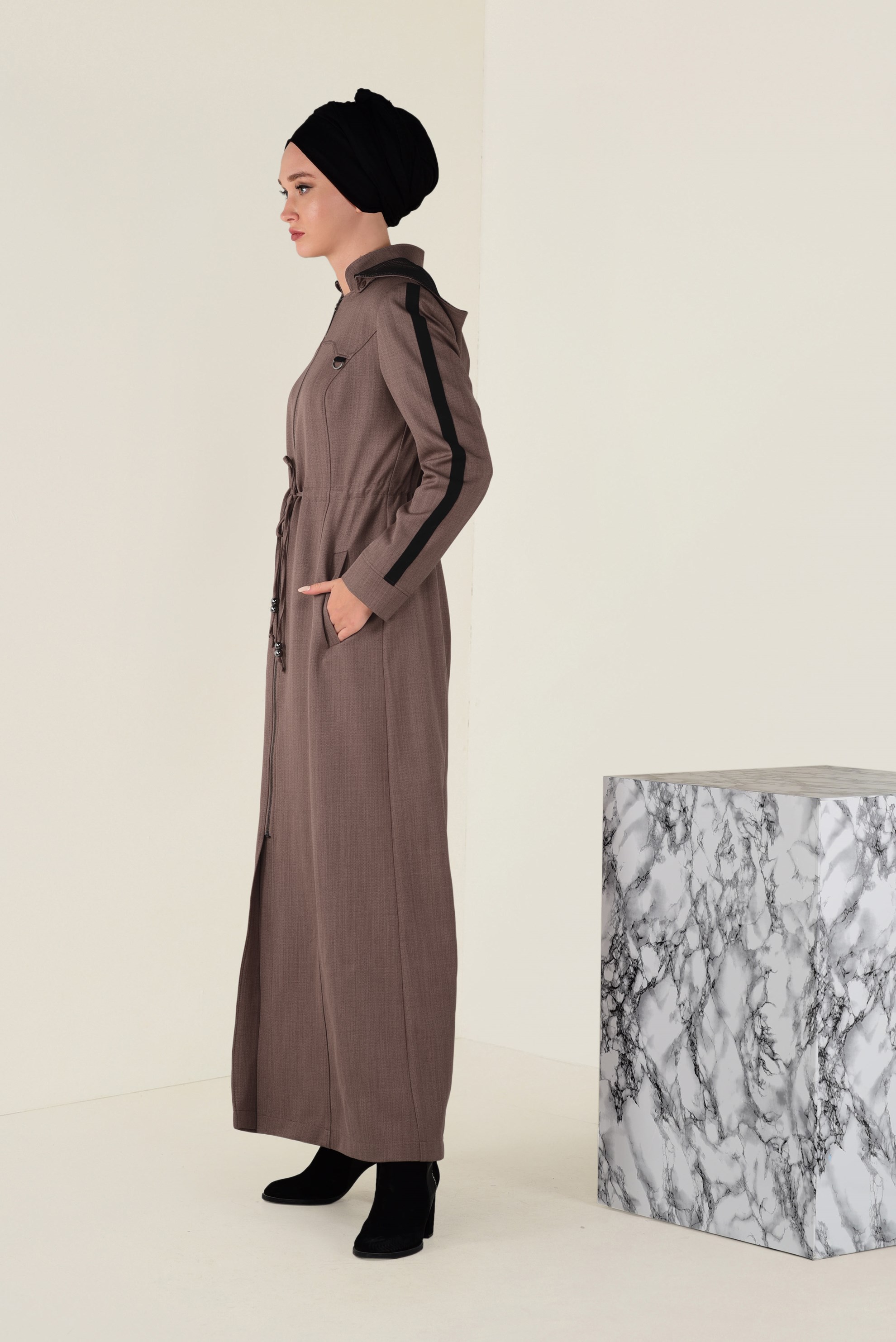 Tesettür giyim KAHVE BELİ BAĞCIKLI KAPÜŞONLU PARDESÜ 1328 