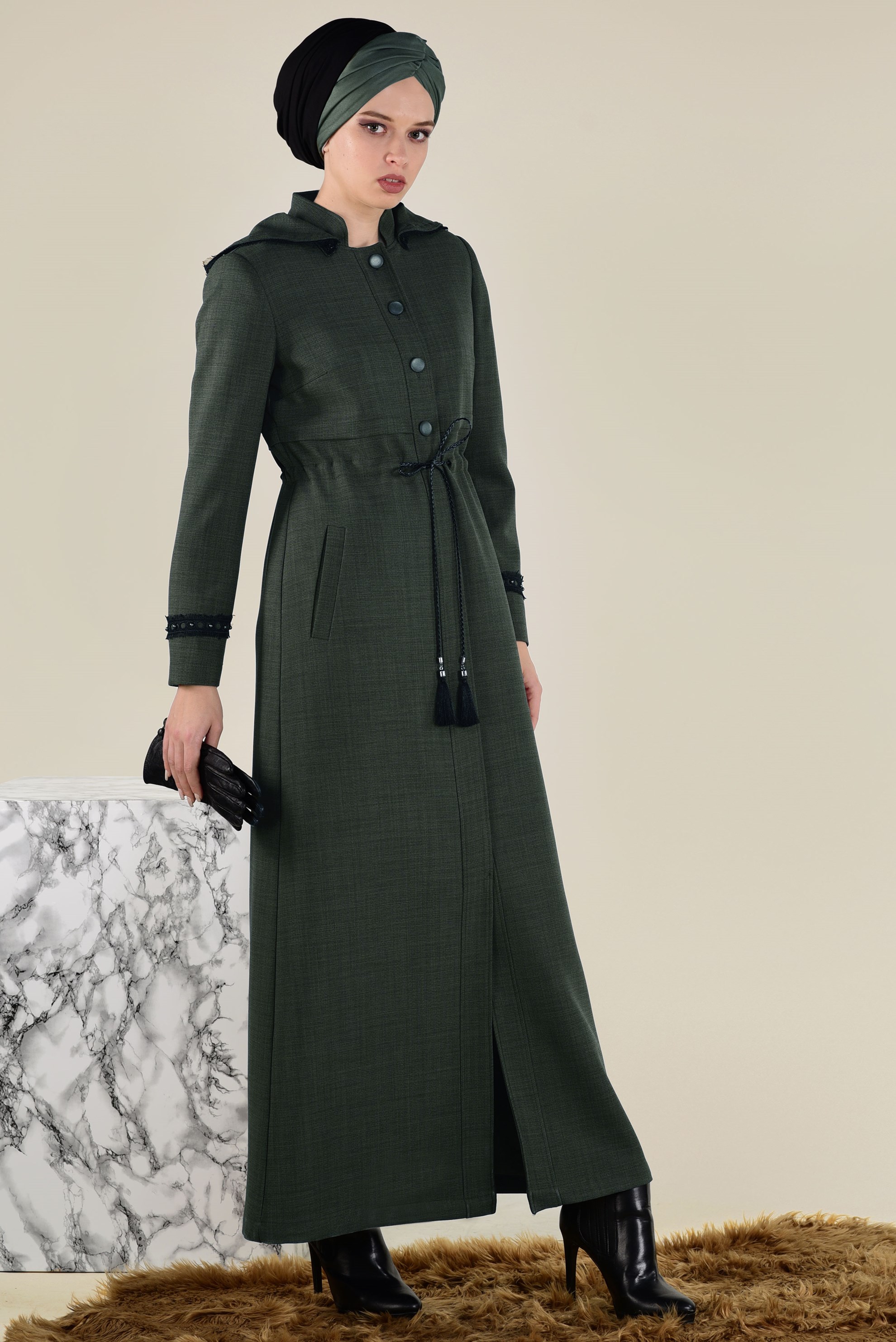 Tesettür giyim HAKİ BAĞCIKLARI PÜSKÜLLÜ NAKIŞ DETAYLI PARDESÜ 1331 