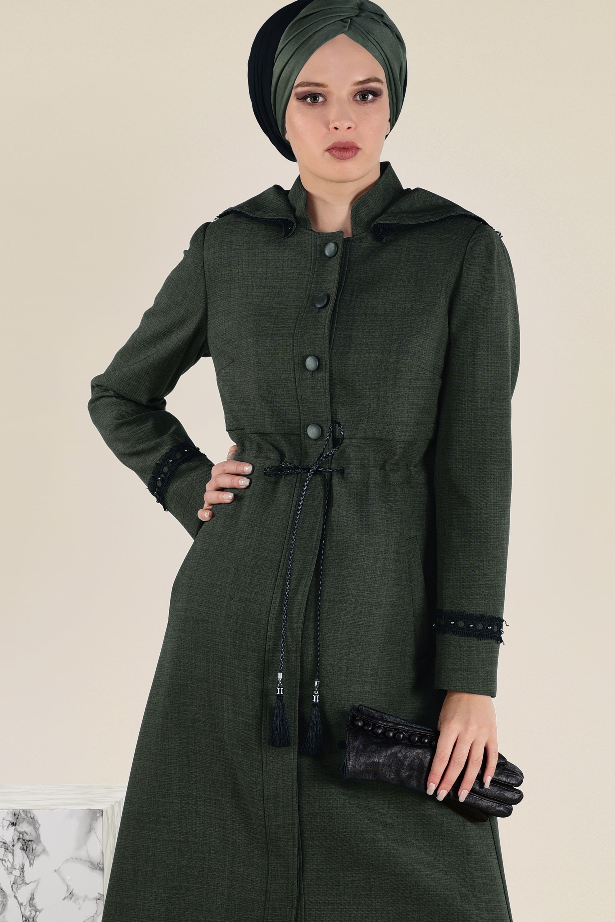 Tesettür giyim HAKİ BAĞCIKLARI PÜSKÜLLÜ NAKIŞ DETAYLI PARDESÜ 1331 