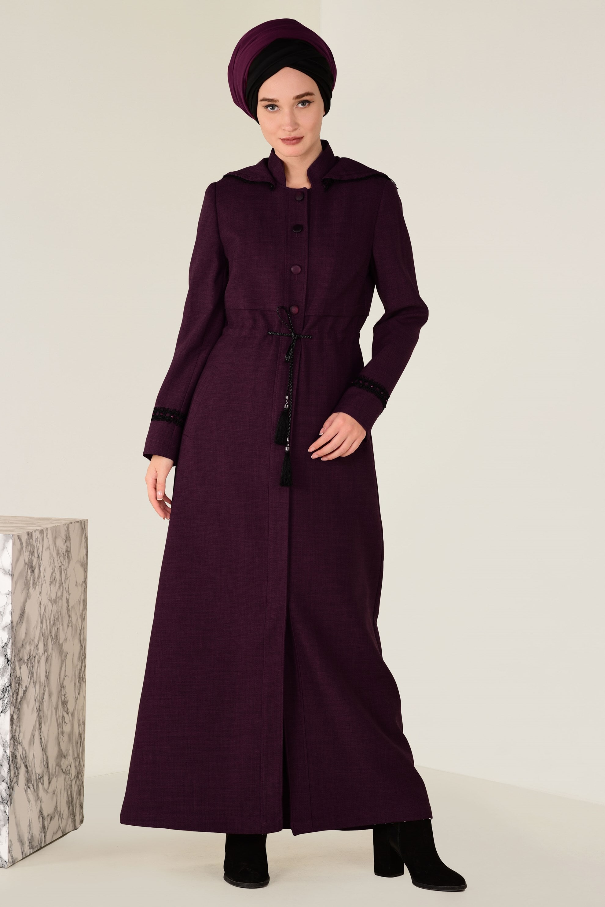 Tesettür giyim MÜRDÜM BAĞCIKLARI PÜSKÜLLÜ NAKIŞ DETAYLI PARDESÜ 1331 