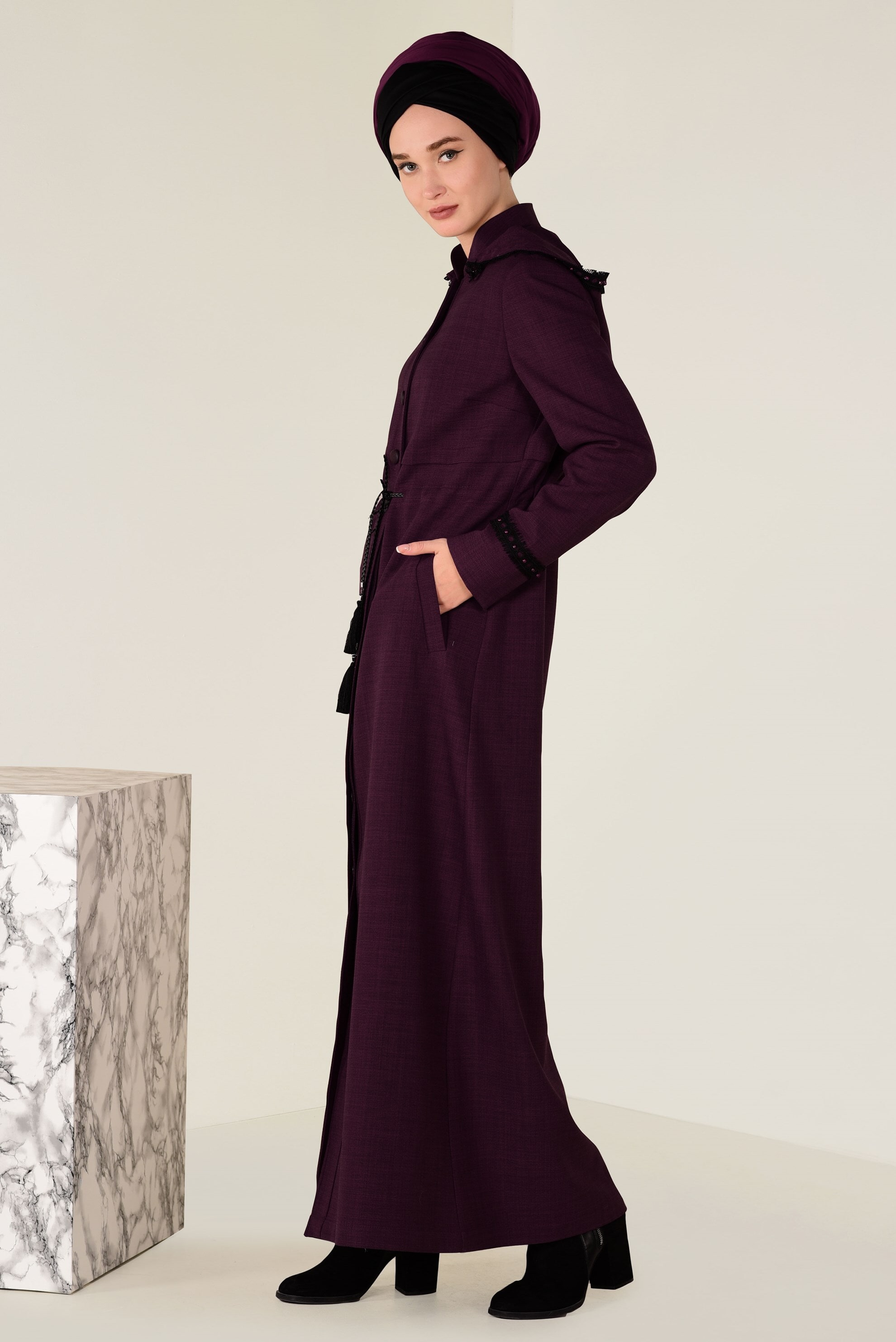 Tesettür giyim MÜRDÜM BAĞCIKLARI PÜSKÜLLÜ NAKIŞ DETAYLI PARDESÜ 1331 