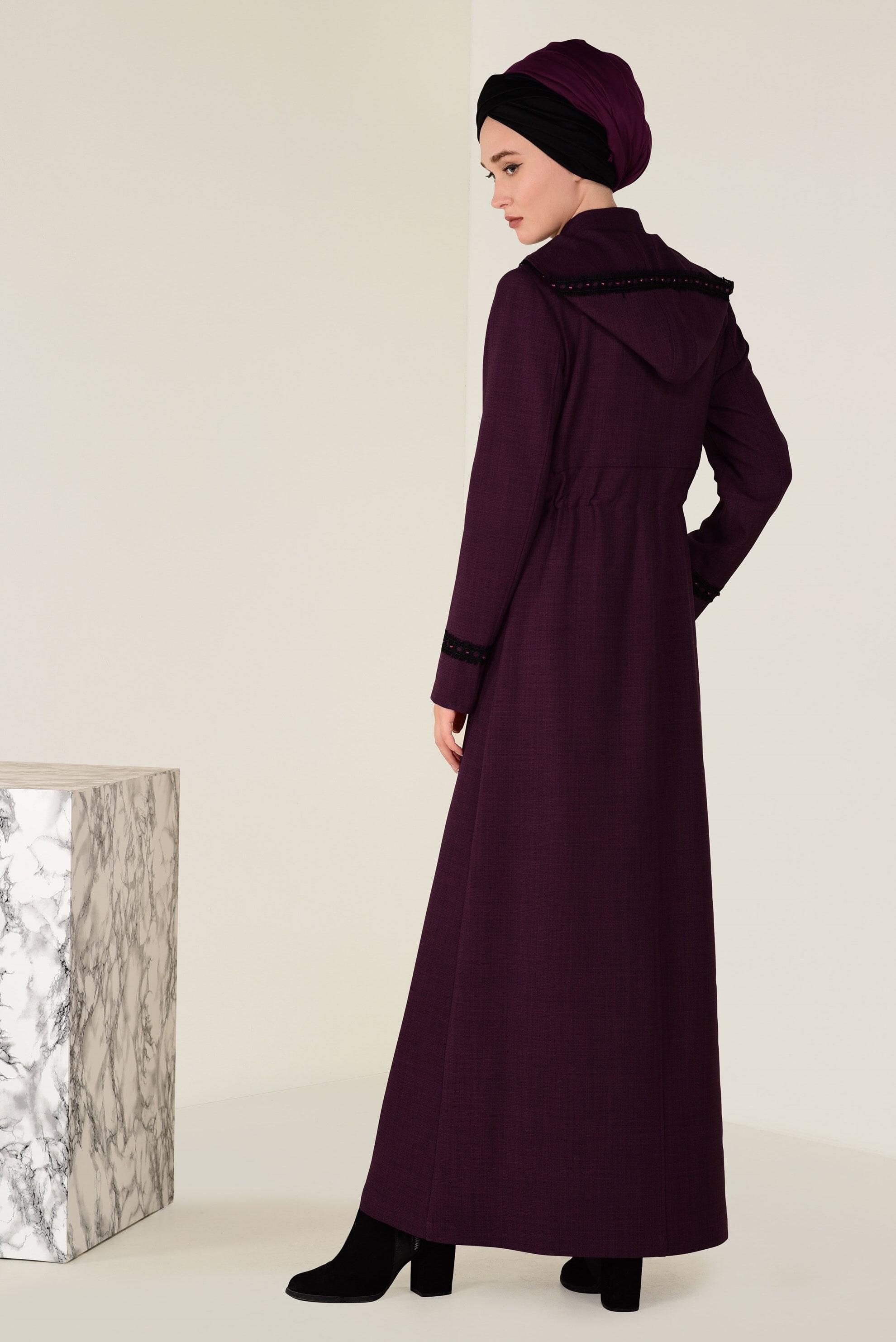 Tesettür giyim MÜRDÜM BAĞCIKLARI PÜSKÜLLÜ NAKIŞ DETAYLI PARDESÜ 1331 