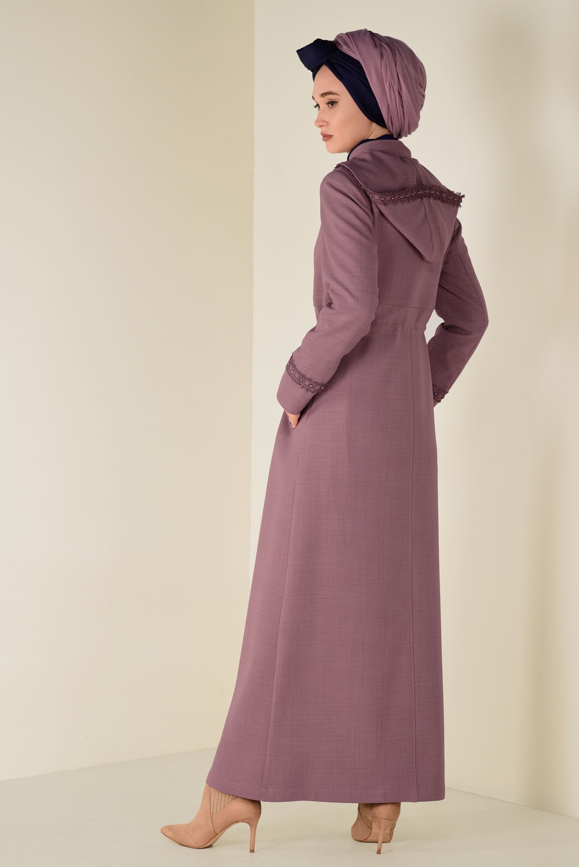 Tesettür giyim PUDRA BAĞCIKLARI PÜSKÜLLÜ NAKIŞ DETAYLI PARDESÜ 1331 