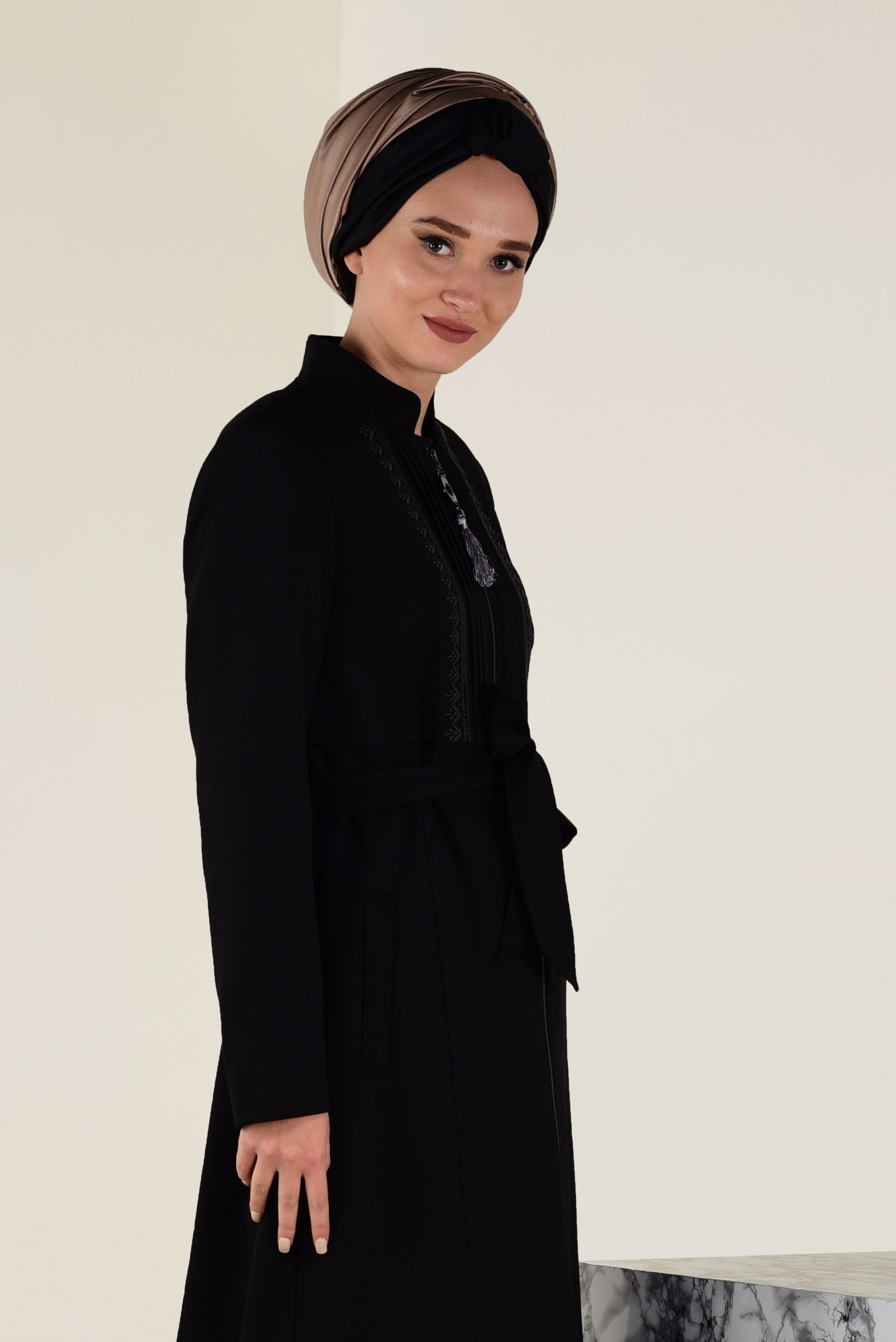 Tesettür giyim SİYAH HAKİM YAKA NAKIŞLI PARDESÜ 1335 