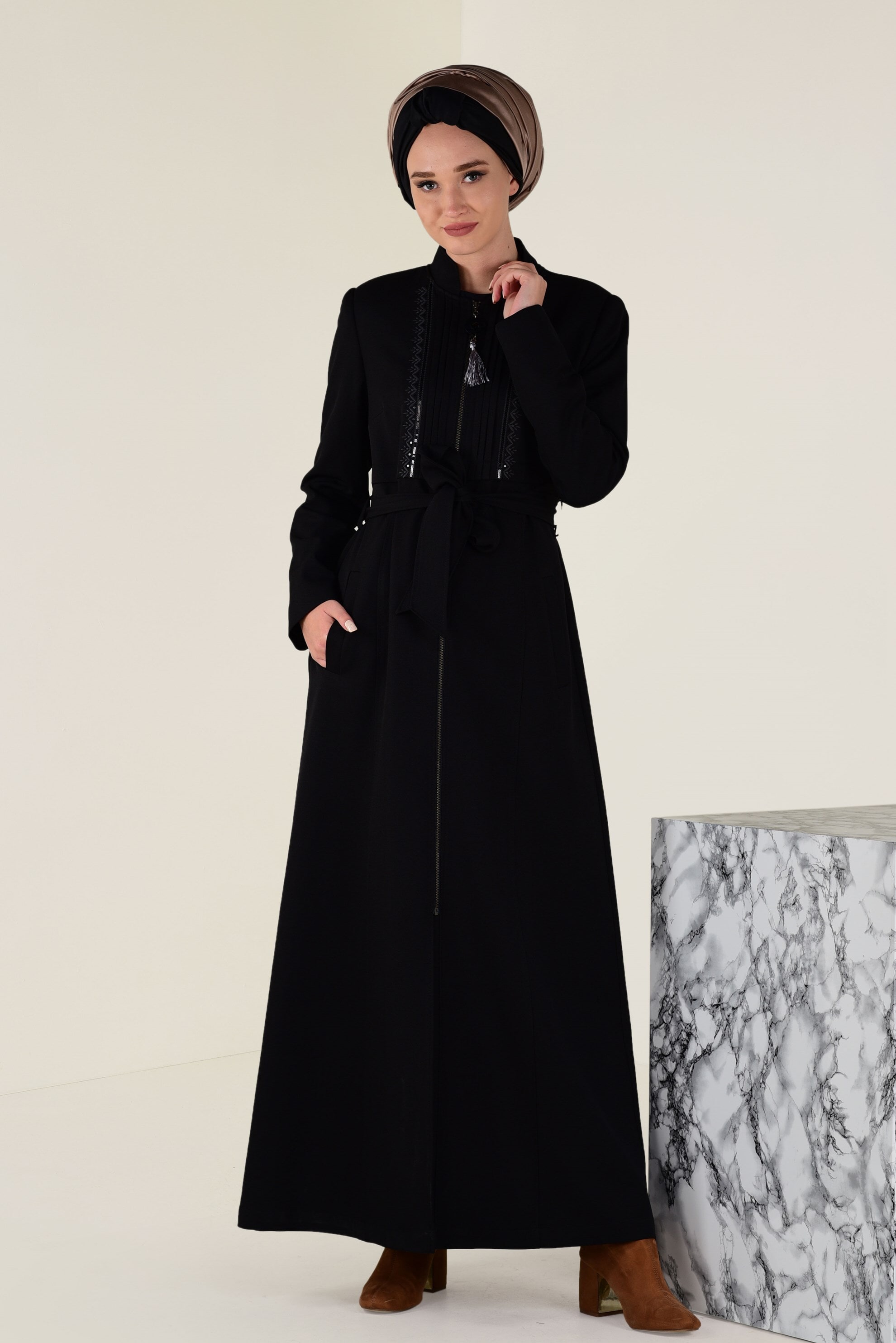 Tesettür giyim SİYAH HAKİM YAKA NAKIŞLI PARDESÜ 1335 