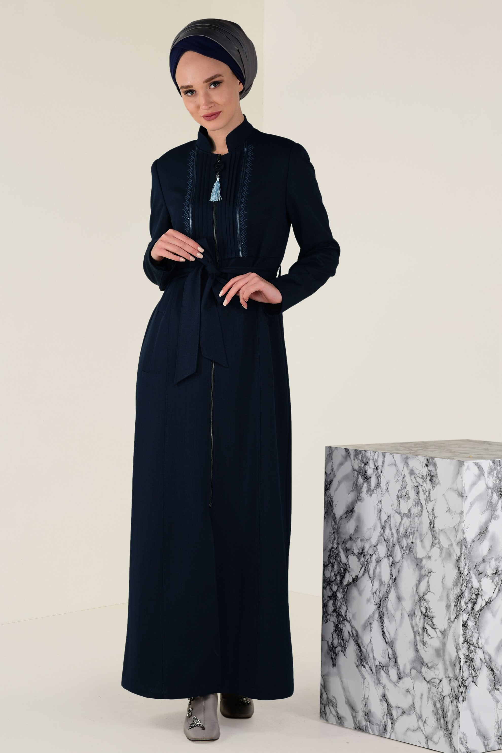 Tesettür giyim LACİVERT HAKİM YAKA NAKIŞLI PARDESÜ 1335 