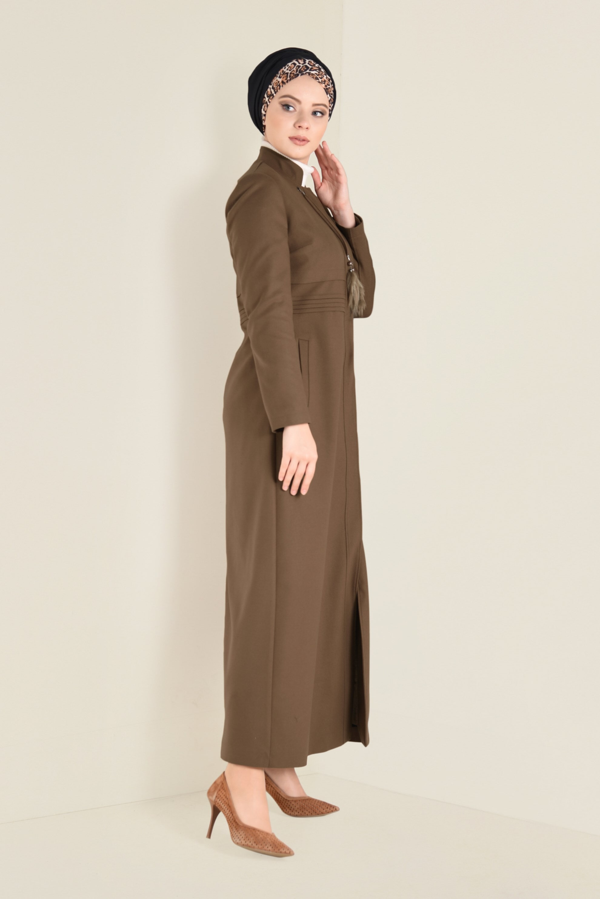 Tesettür giyim KAHVE BAĞCIKLARI TÜY DETAYLI HAKİM YAKA PARDESÜ 1347 