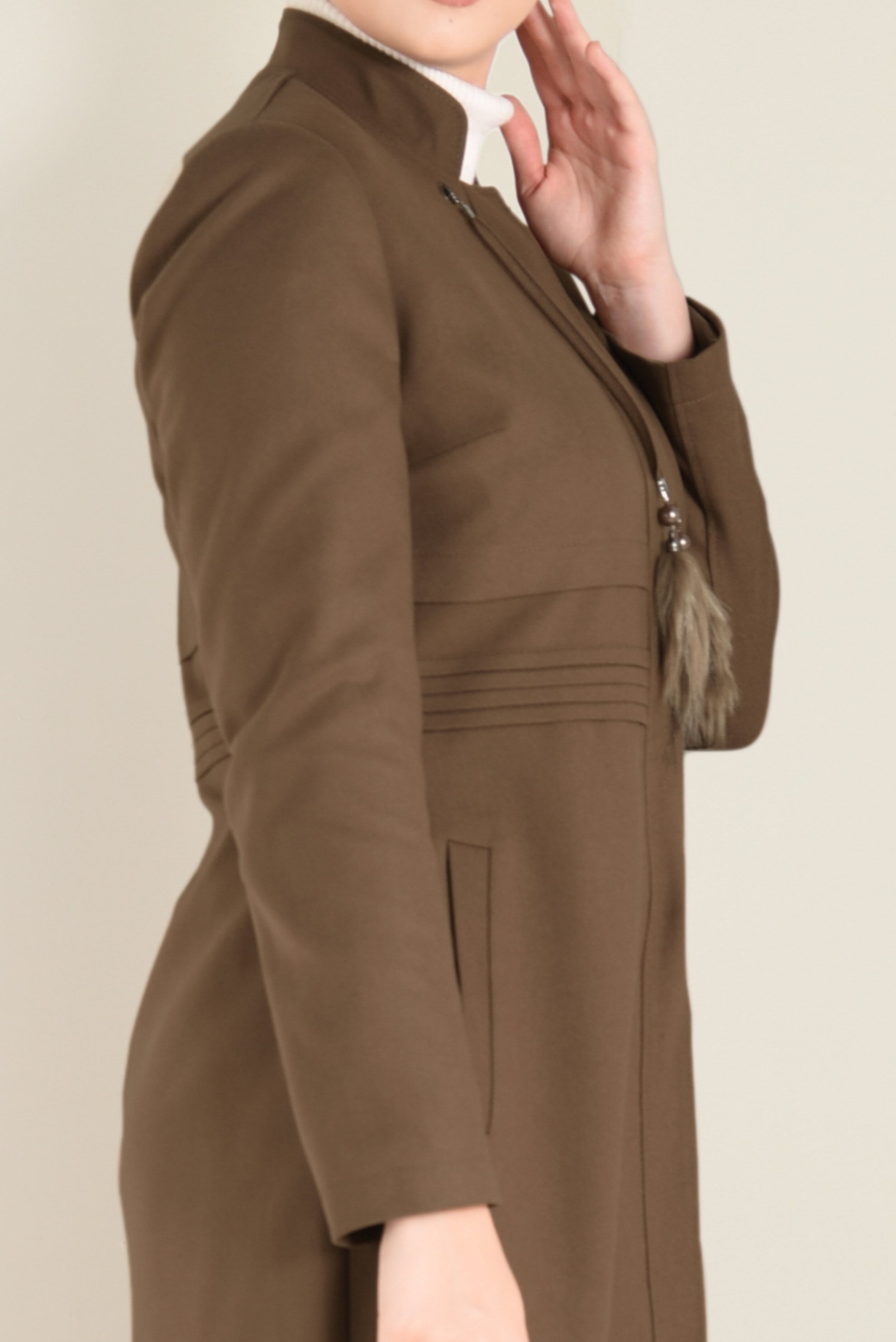 Tesettür giyim KAHVE BAĞCIKLARI TÜY DETAYLI HAKİM YAKA PARDESÜ 1347 