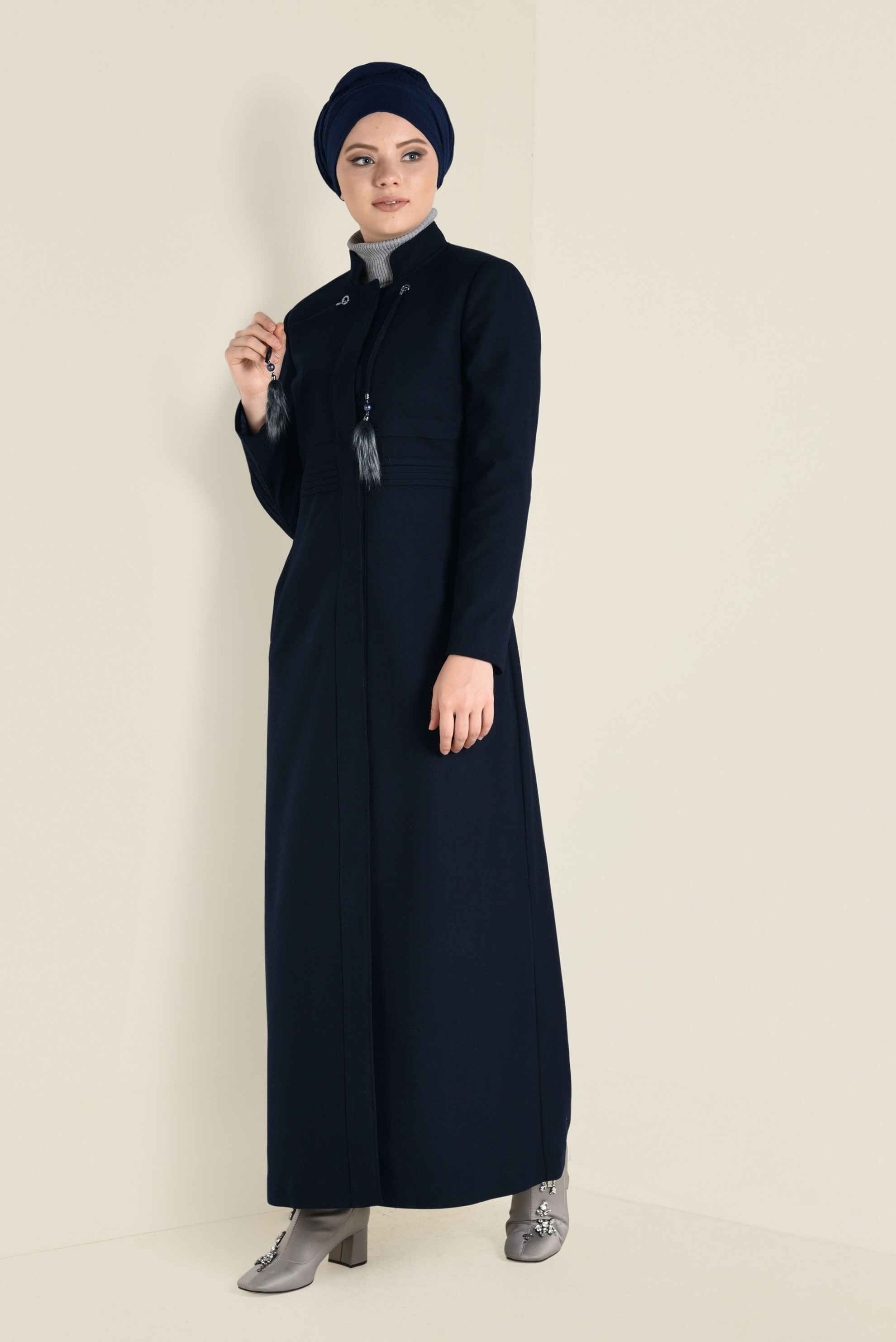 Tesettür giyim LACİVERT BAĞCIKLARI TÜY DETAYLI HAKİM YAKA PARDESÜ 1347 