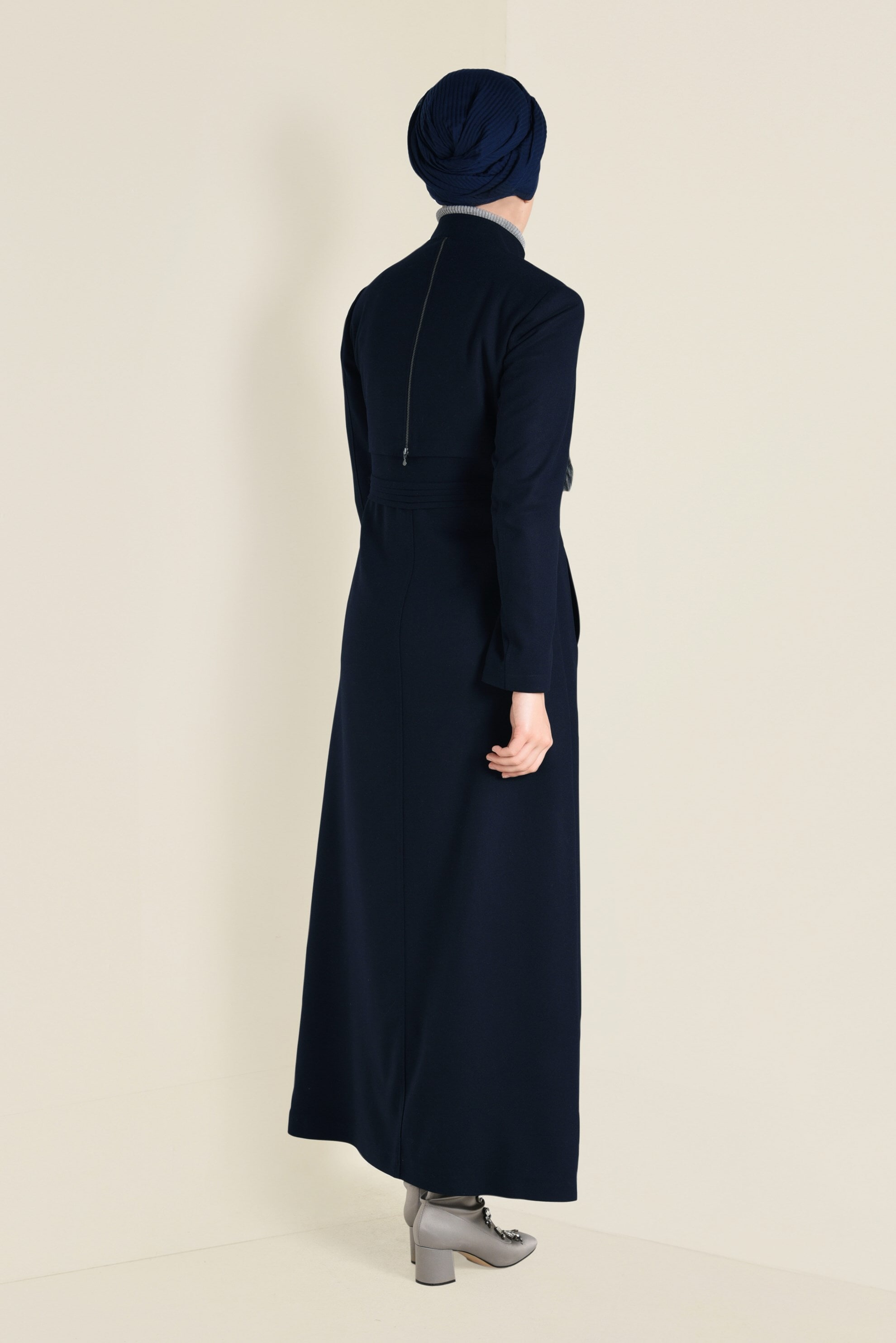 Tesettür giyim LACİVERT BAĞCIKLARI TÜY DETAYLI HAKİM YAKA PARDESÜ 1347 