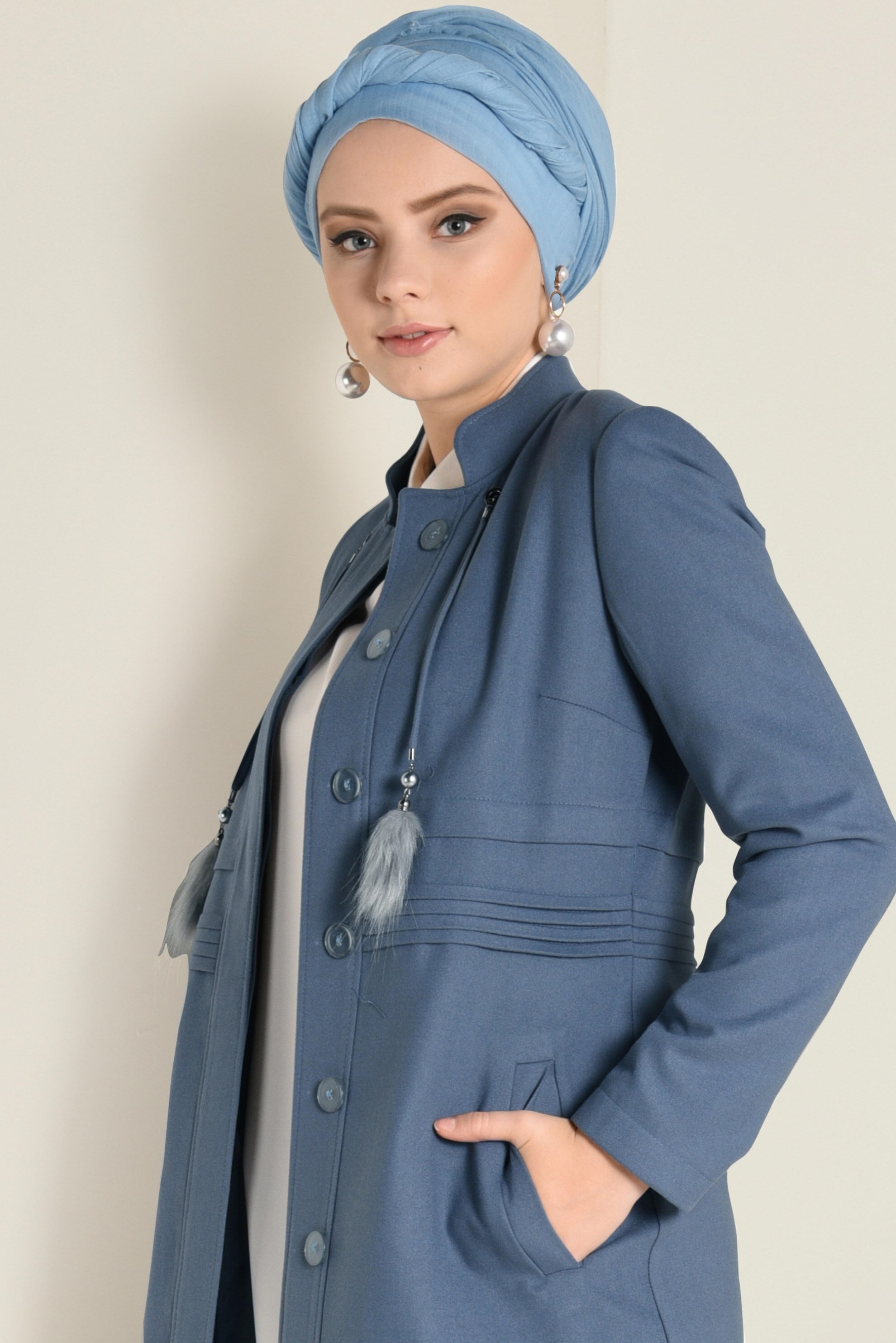 Tesettür giyim MAVİ BAĞCIKLARI TÜY DETAYLI HAKİM YAKA PARDESÜ 1347 