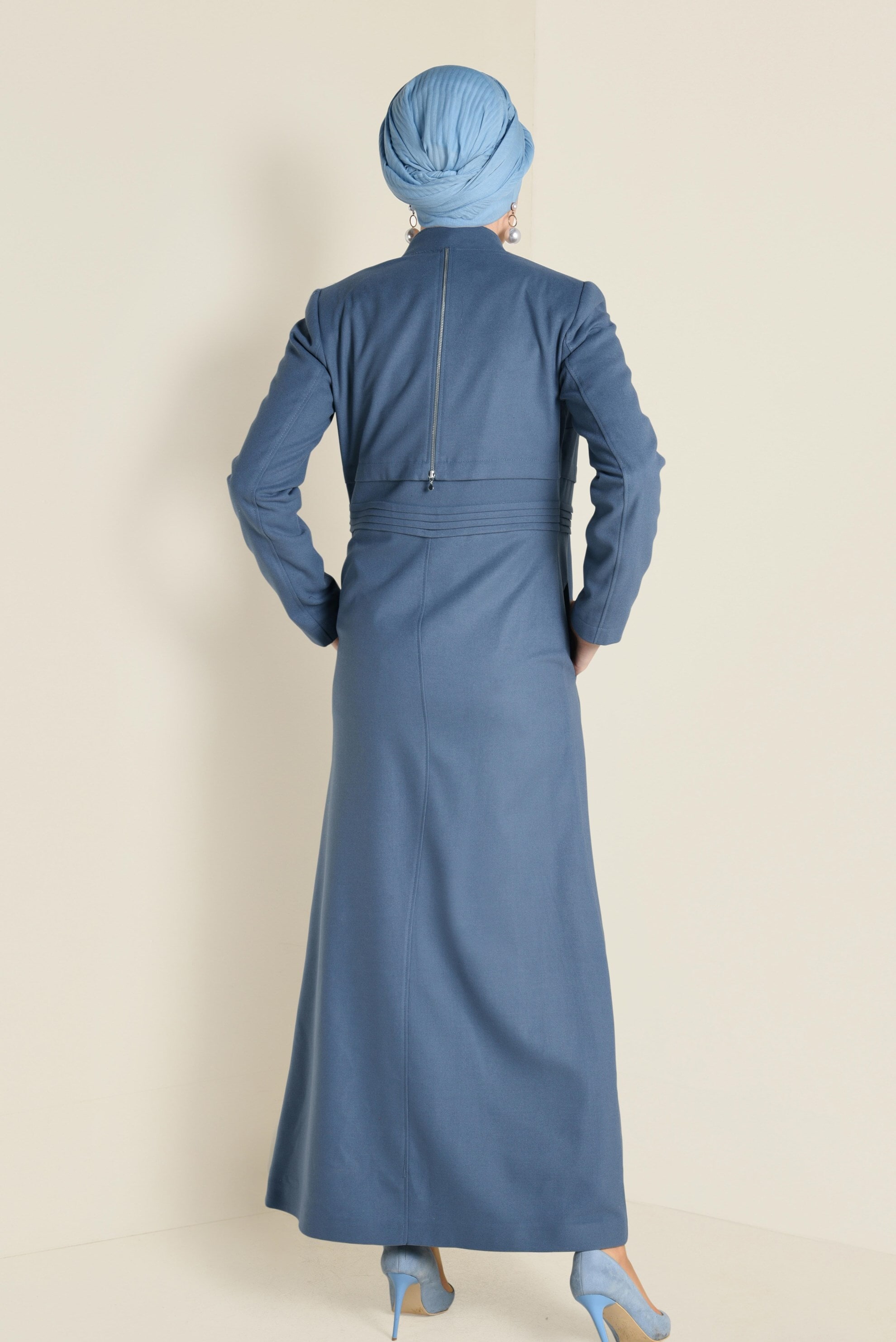 Tesettür giyim MAVİ BAĞCIKLARI TÜY DETAYLI HAKİM YAKA PARDESÜ 1347 