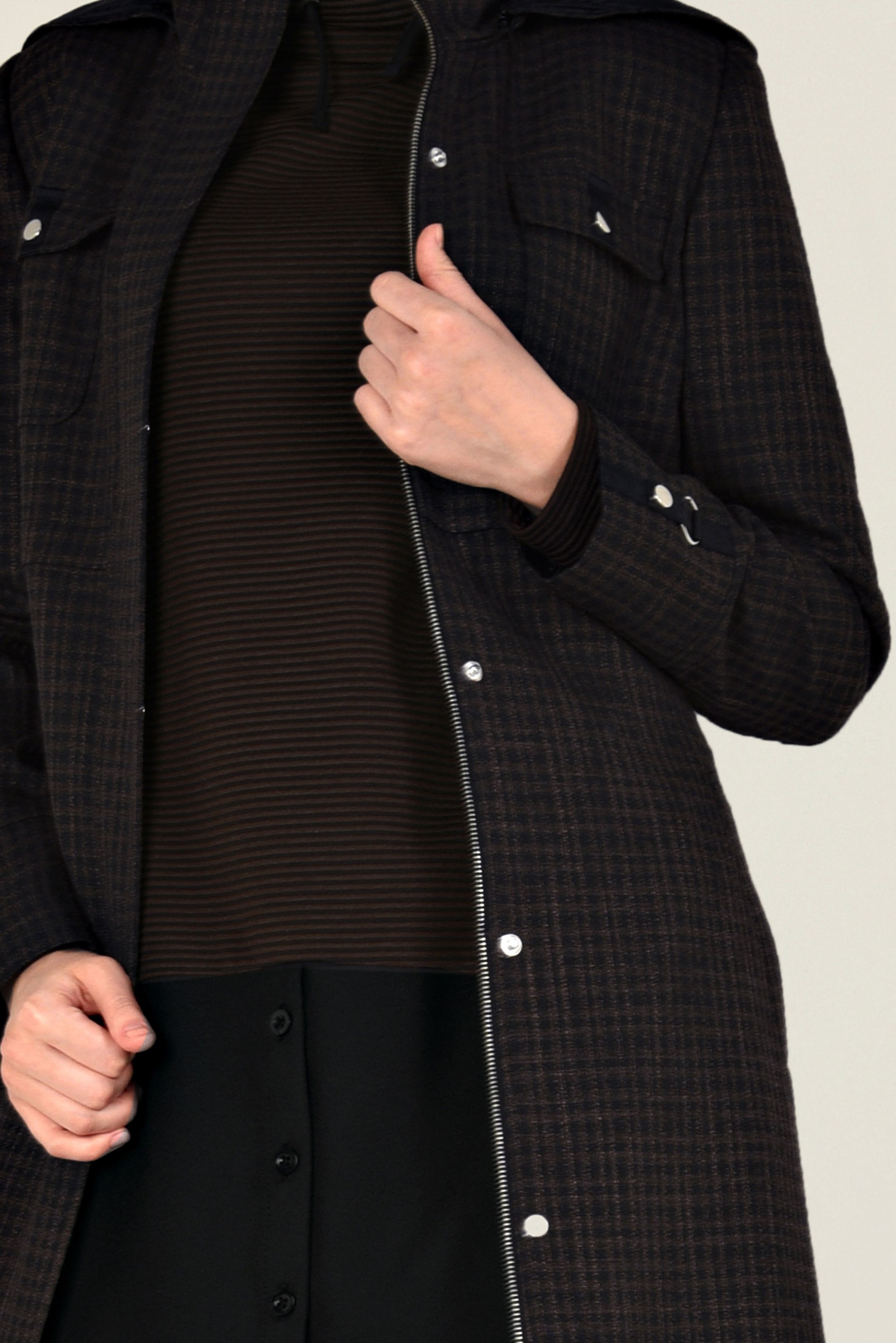 Tesettür giyim SİYAH FERMUAR VE ÇITÇIT DETAYLI PARDESÜ 1356