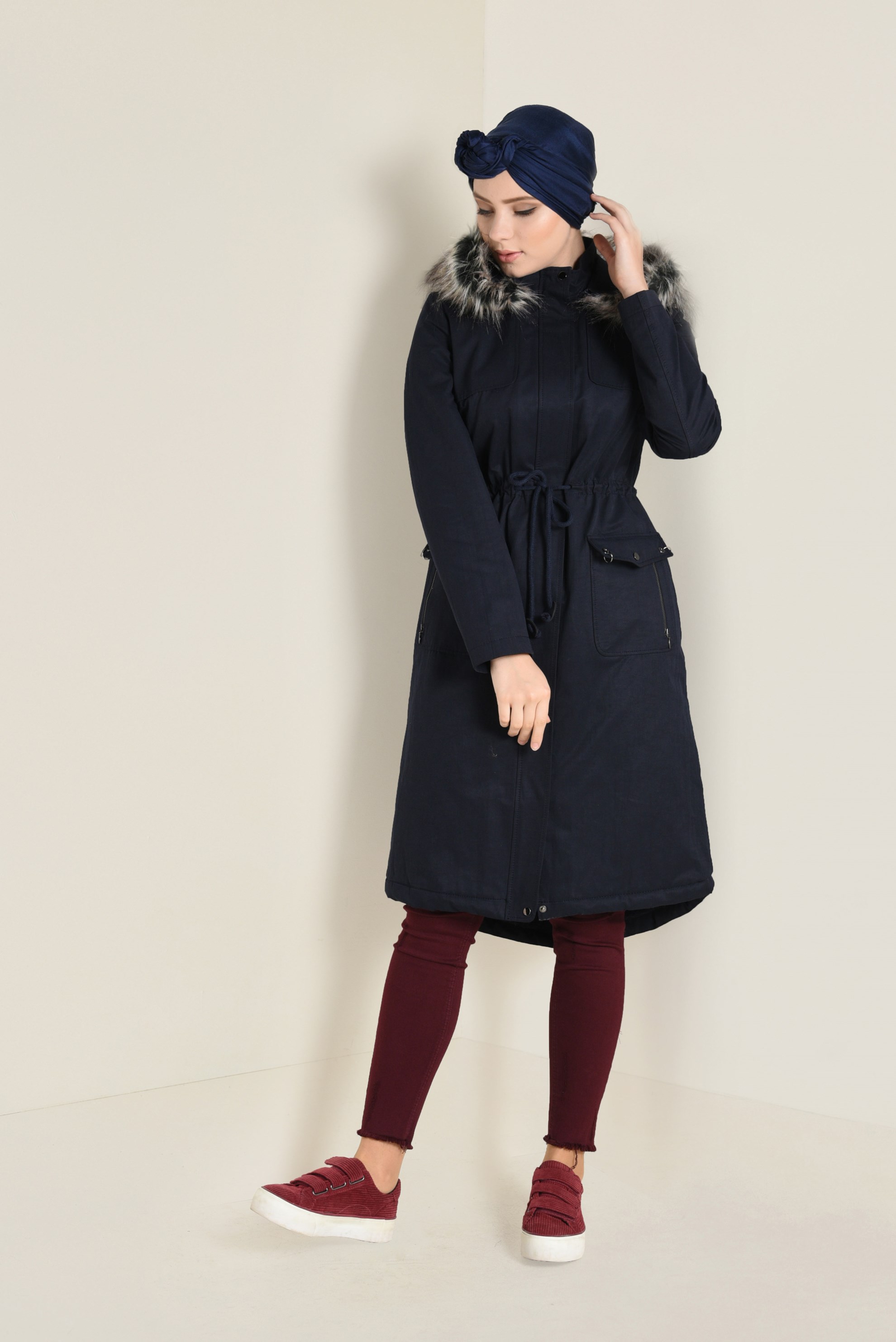 Tesettür giyim LACİVERT KAPÜŞONU SÜNİ KÜRK DETAYLI PARKA 9762 