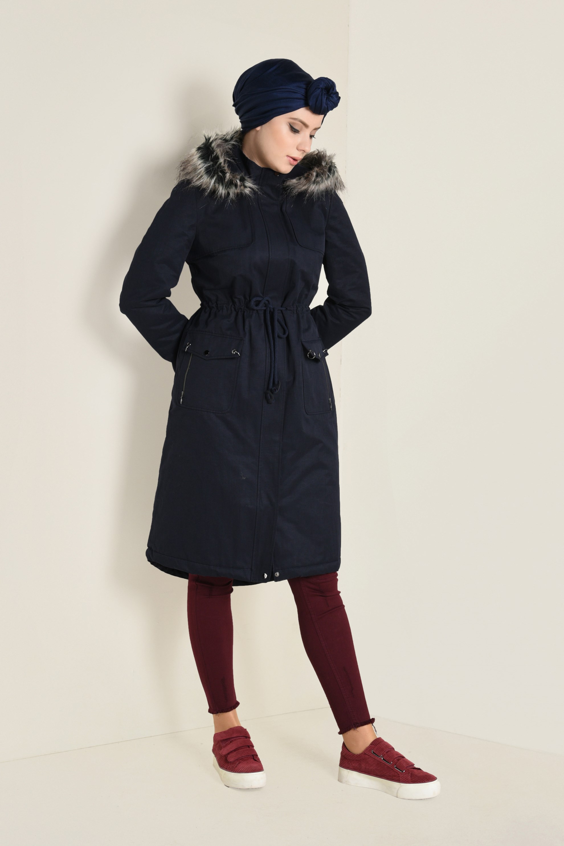 Tesettür giyim LACİVERT KAPÜŞONU SÜNİ KÜRK DETAYLI PARKA 9762 