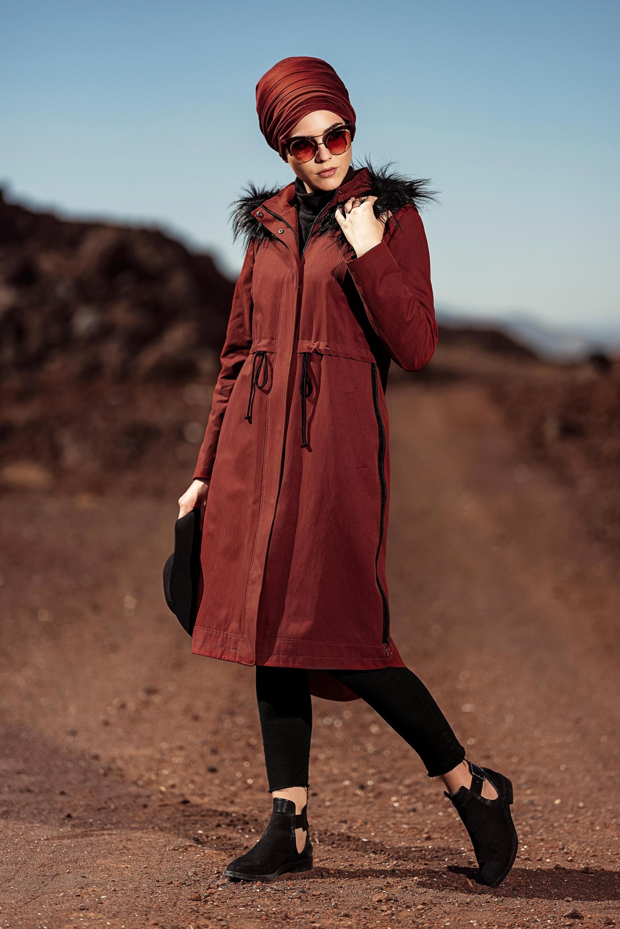 Tesettür giyim TURUNCU BELİ BAĞCIKLI KAPÜŞONU SUNİ KÜRKLÜ PARKA 9766 