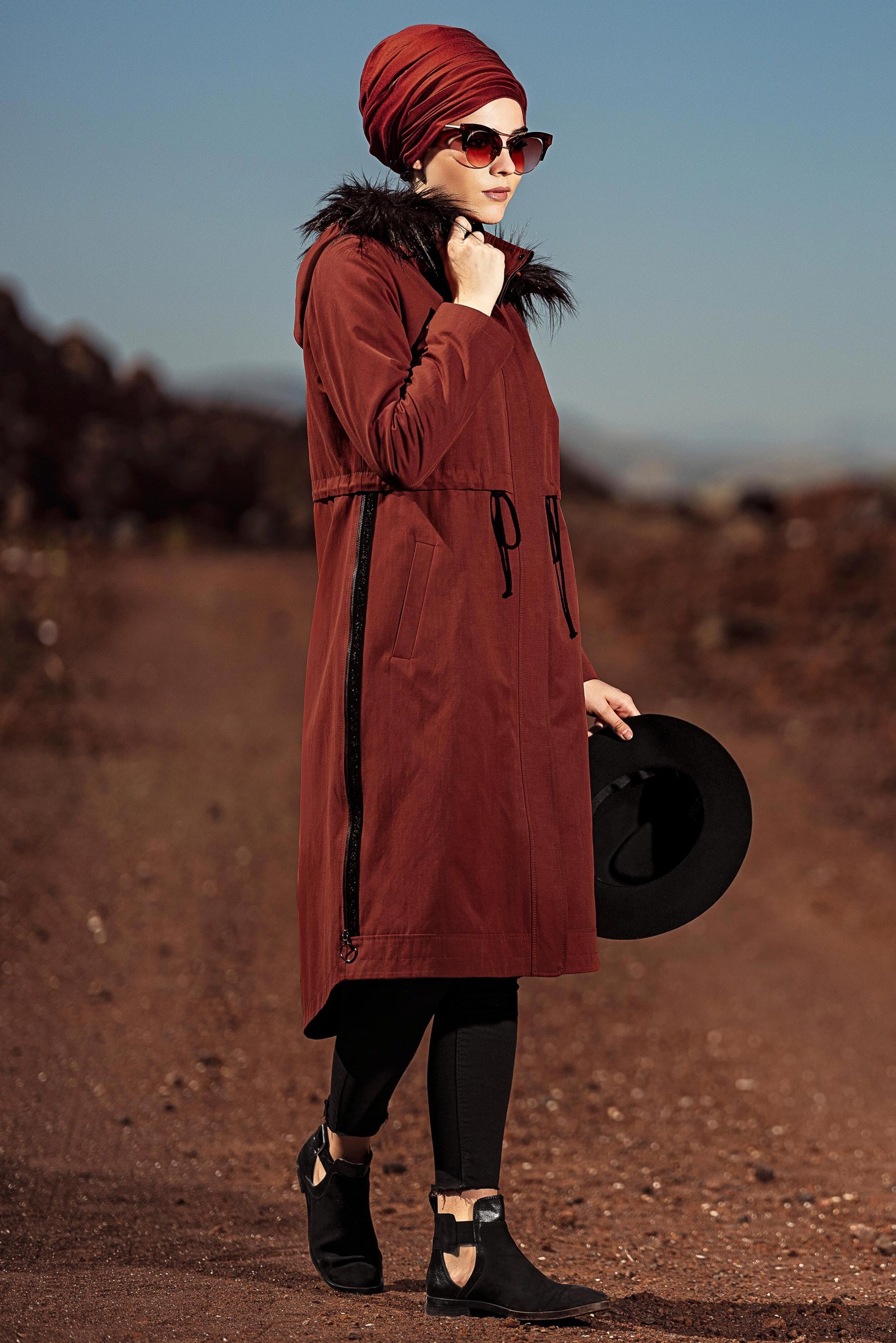 Tesettür giyim TURUNCU BELİ BAĞCIKLI KAPÜŞONU SUNİ KÜRKLÜ PARKA 9766 