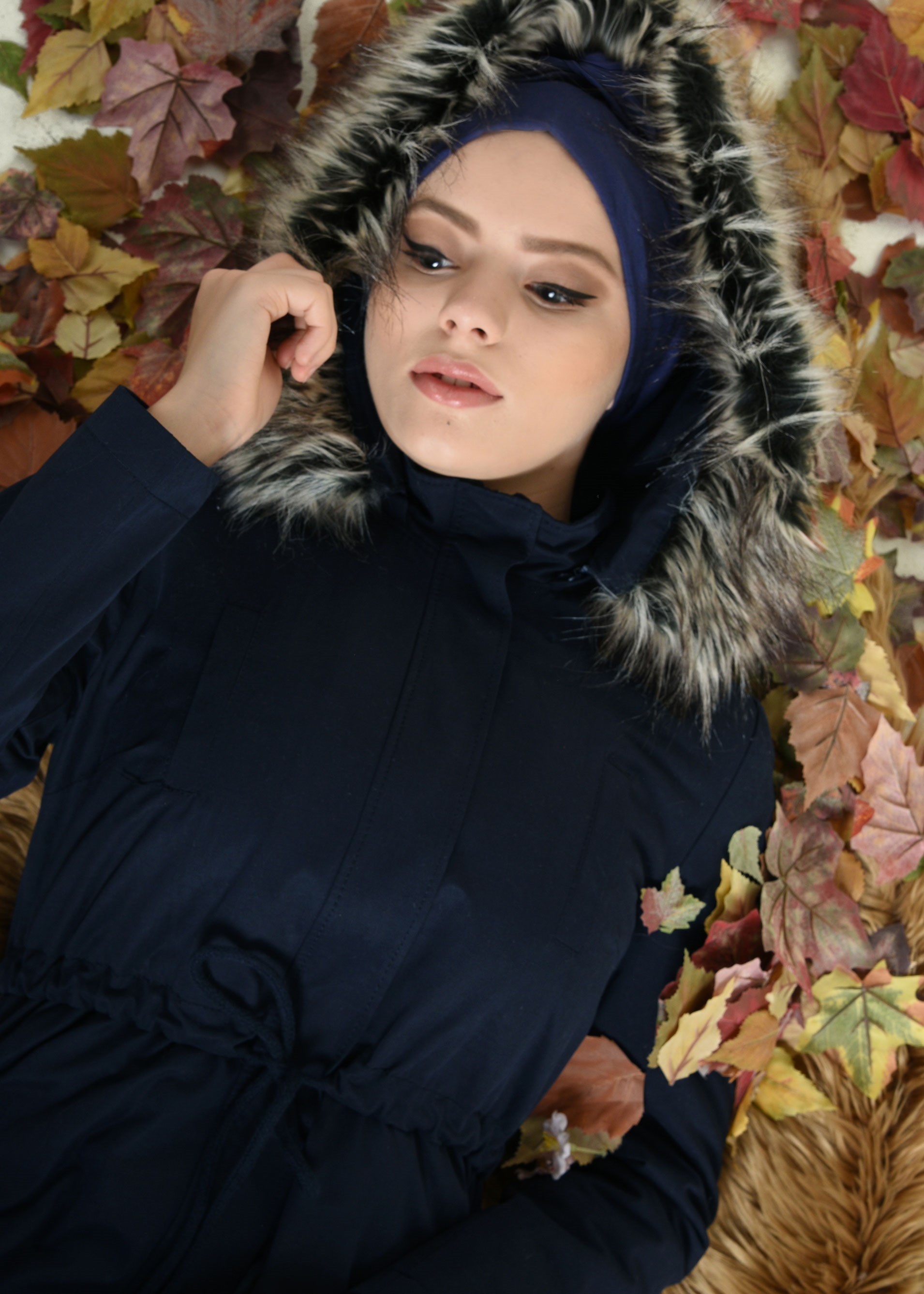 Tesettür giyim LACİVERT BELİ BAĞCIKLI KAPÜŞONU SUNİ KÜRKLÜ PARKA 9766 