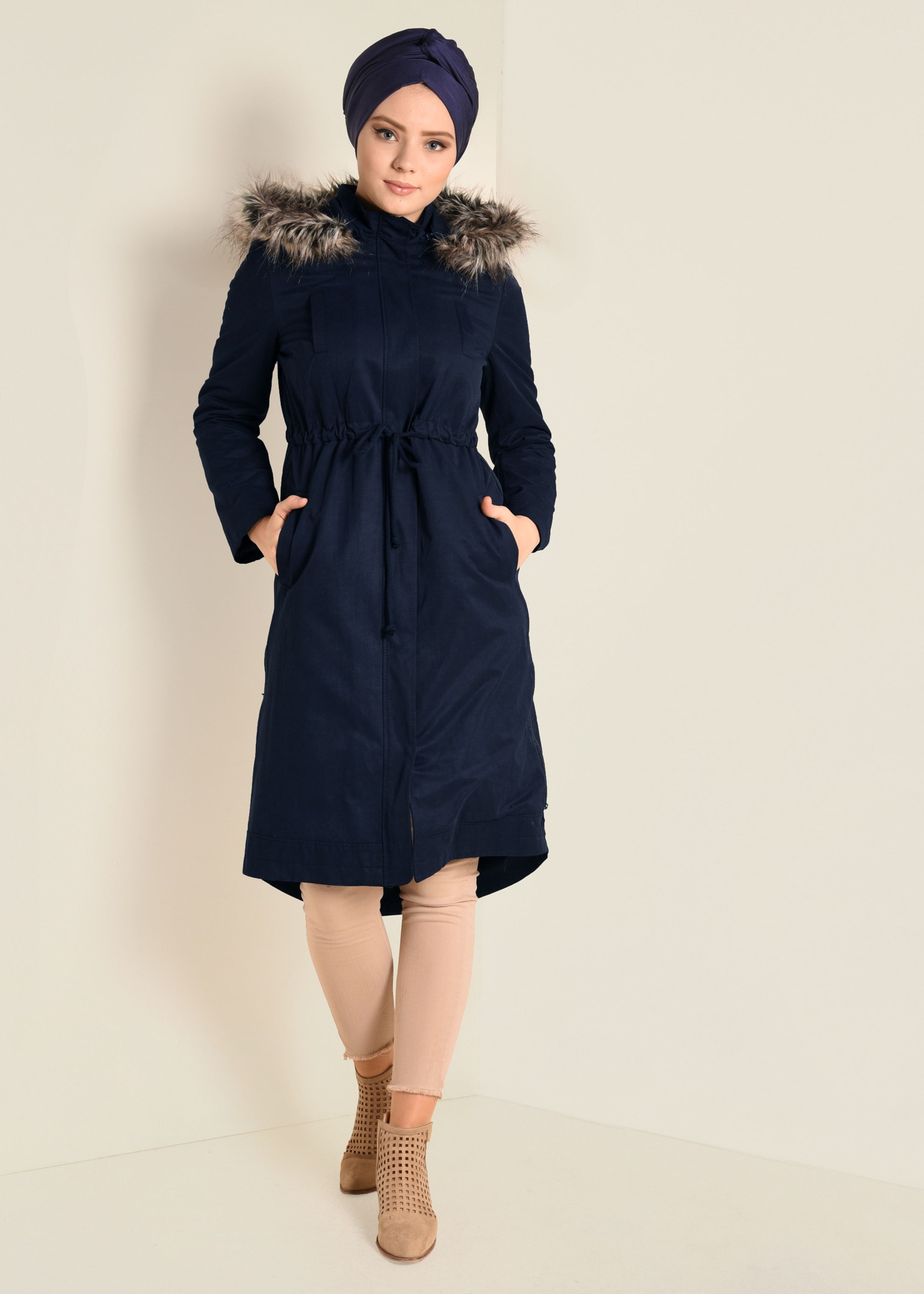 Tesettür giyim LACİVERT BELİ BAĞCIKLI KAPÜŞONU SUNİ KÜRKLÜ PARKA 9766 