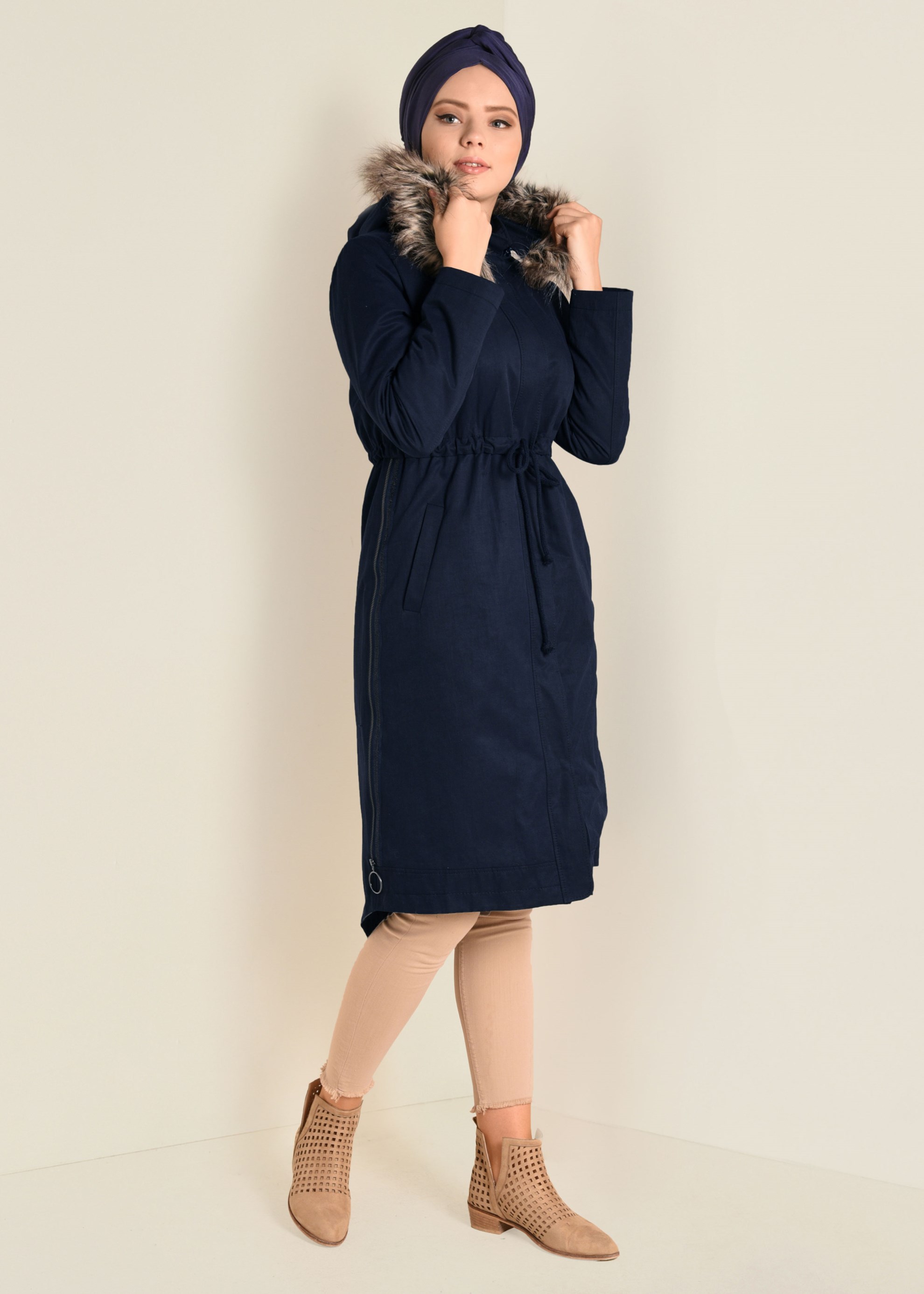 Tesettür giyim LACİVERT BELİ BAĞCIKLI KAPÜŞONU SUNİ KÜRKLÜ PARKA 9766 