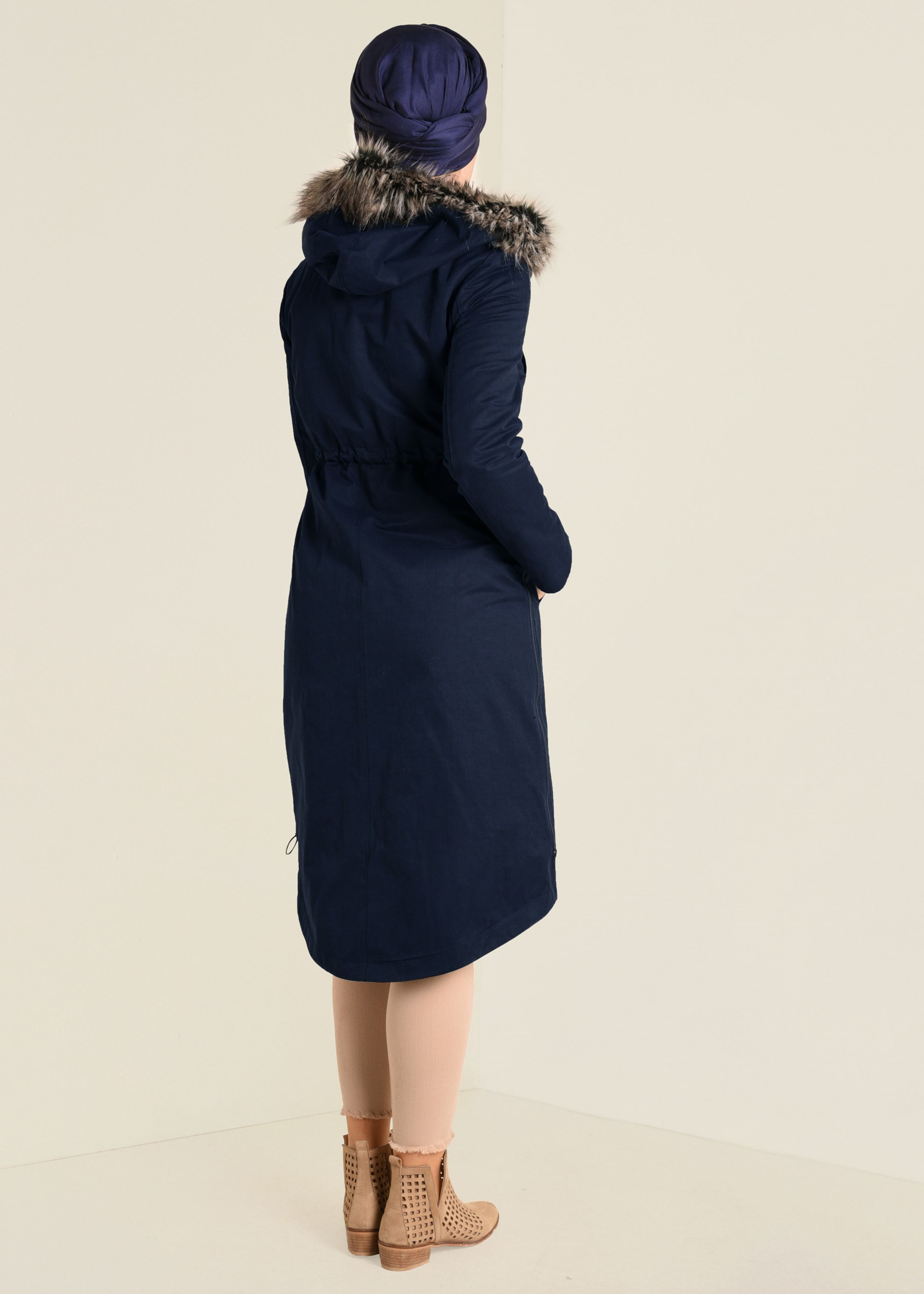 Tesettür giyim LACİVERT BELİ BAĞCIKLI KAPÜŞONU SUNİ KÜRKLÜ PARKA 9766 