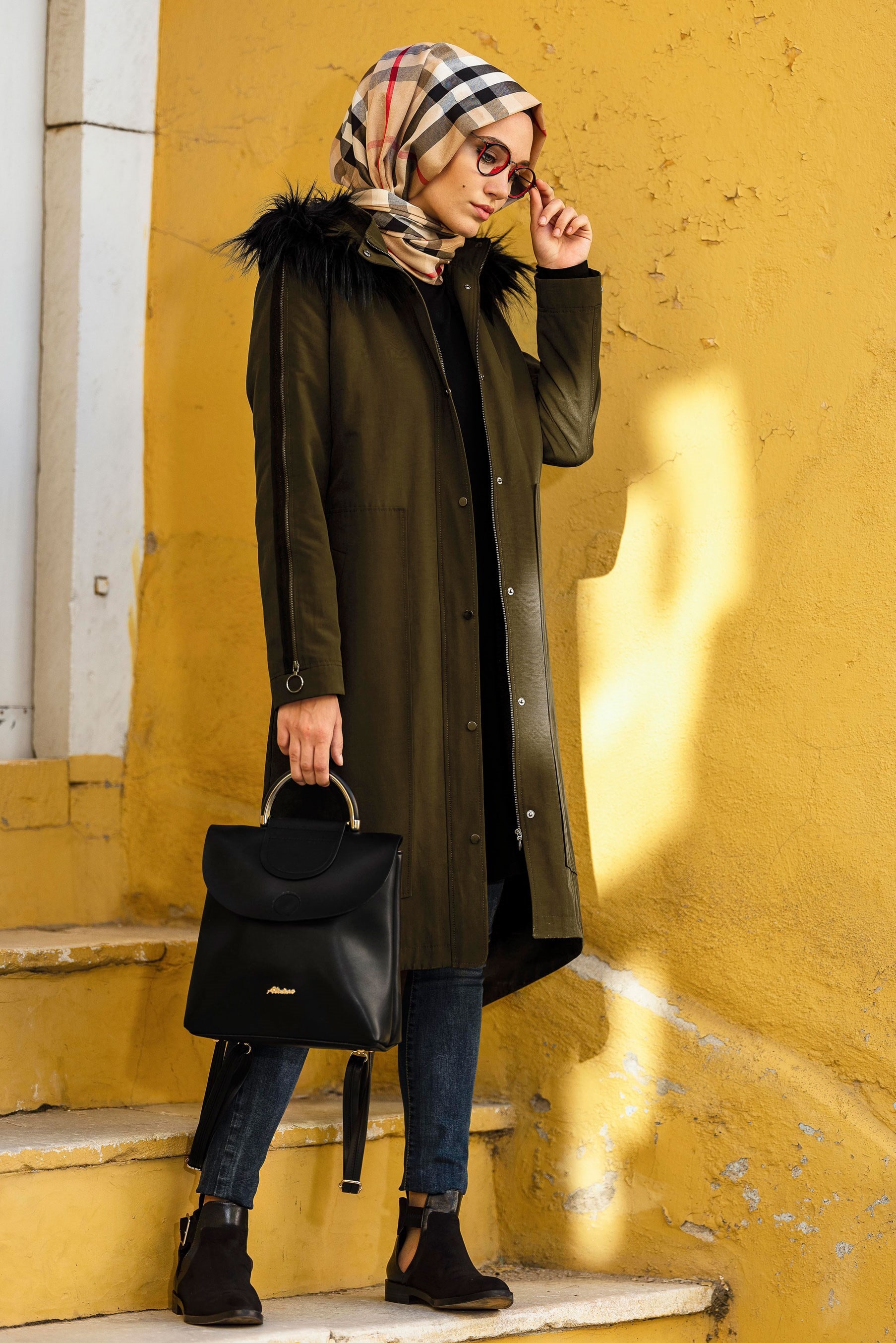 Tesettür giyim HAKİ KAPÜŞONU KÜRKLÜ KOLLARI FERMUAR DETAYLI PARKA 9775