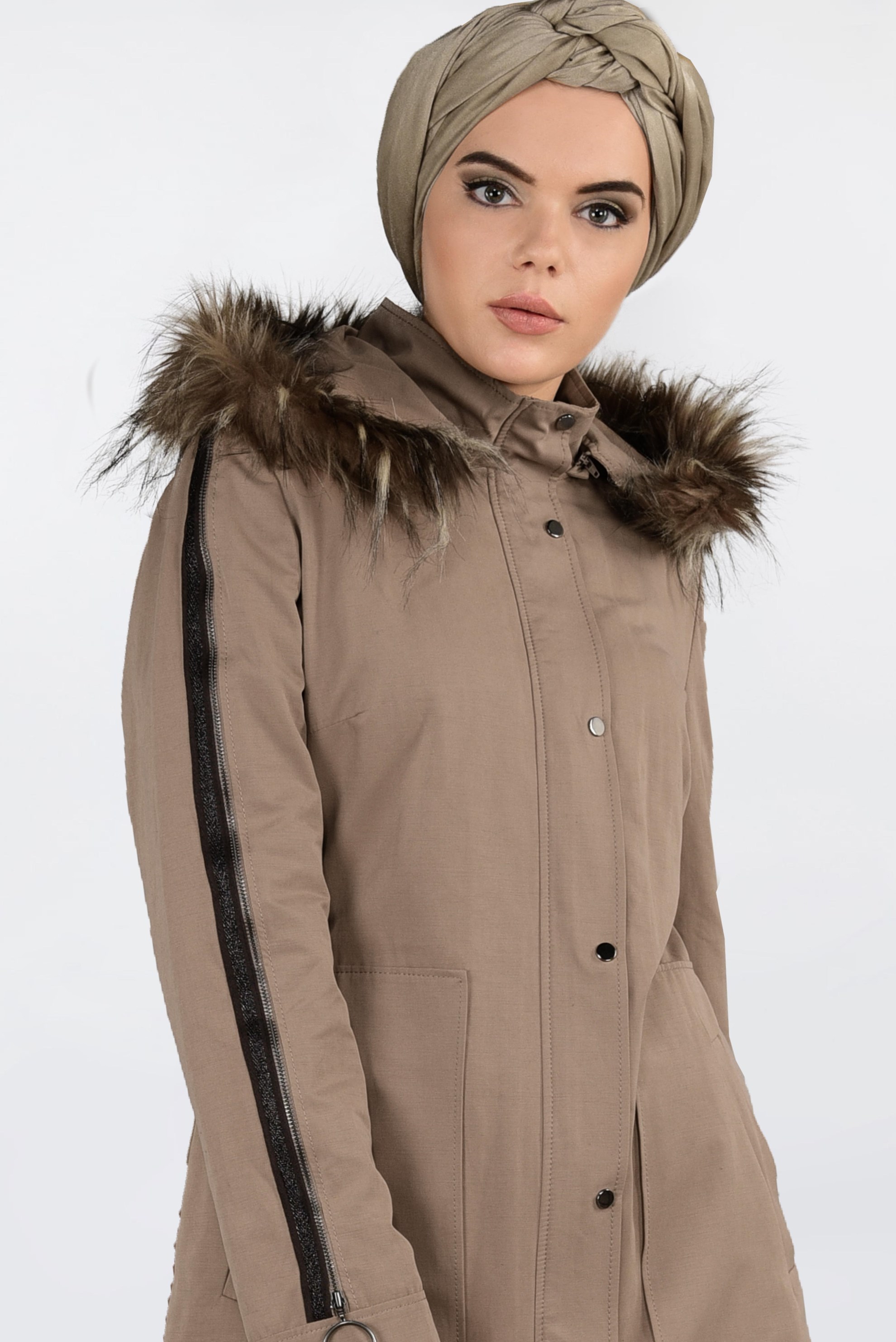 Tesettür giyim KAHVE KAPÜŞONU KÜRKLÜ KOLLARI FERMUAR DETAYLI PARKA 9775