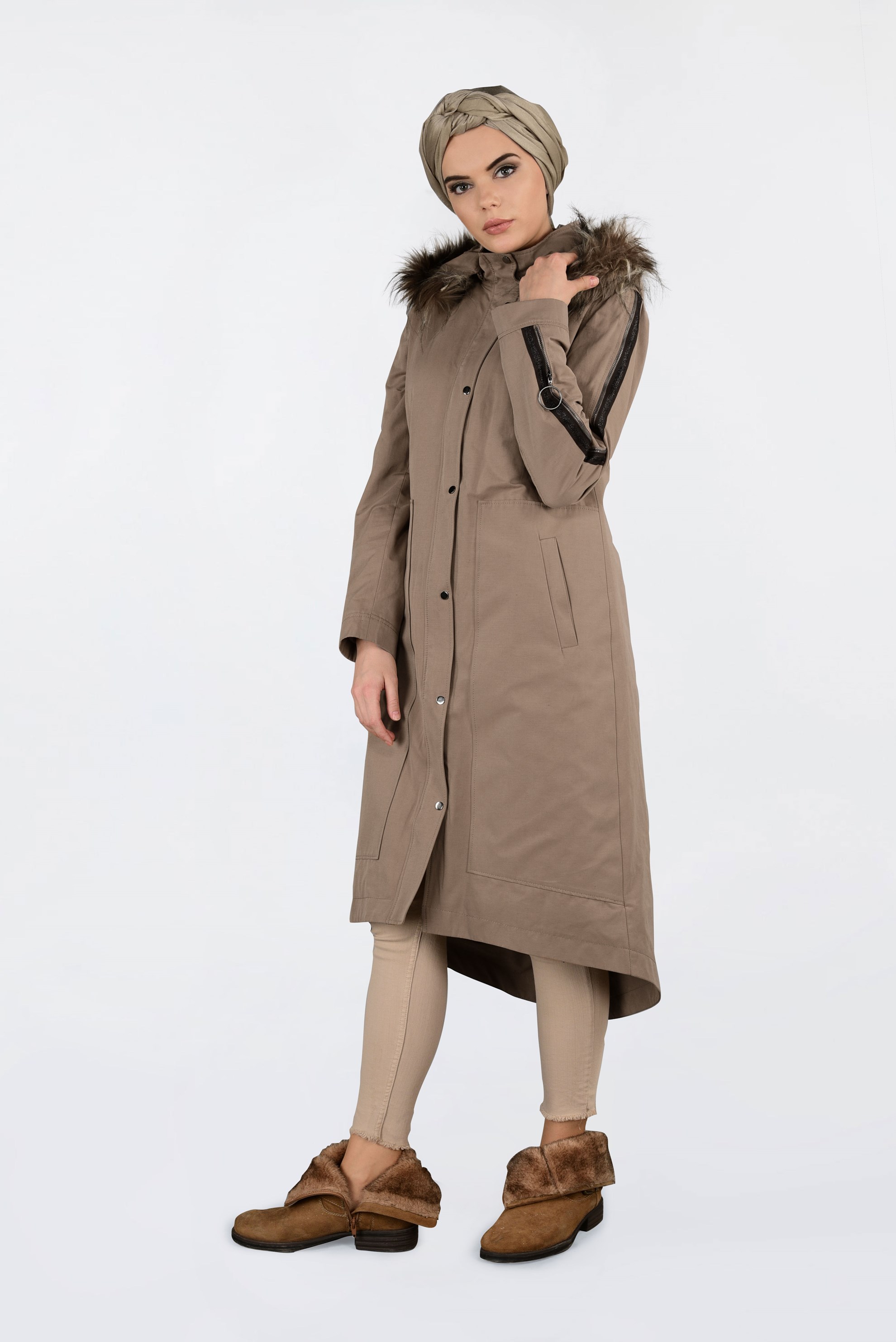 Tesettür giyim KAHVE KAPÜŞONU KÜRKLÜ KOLLARI FERMUAR DETAYLI PARKA 9775