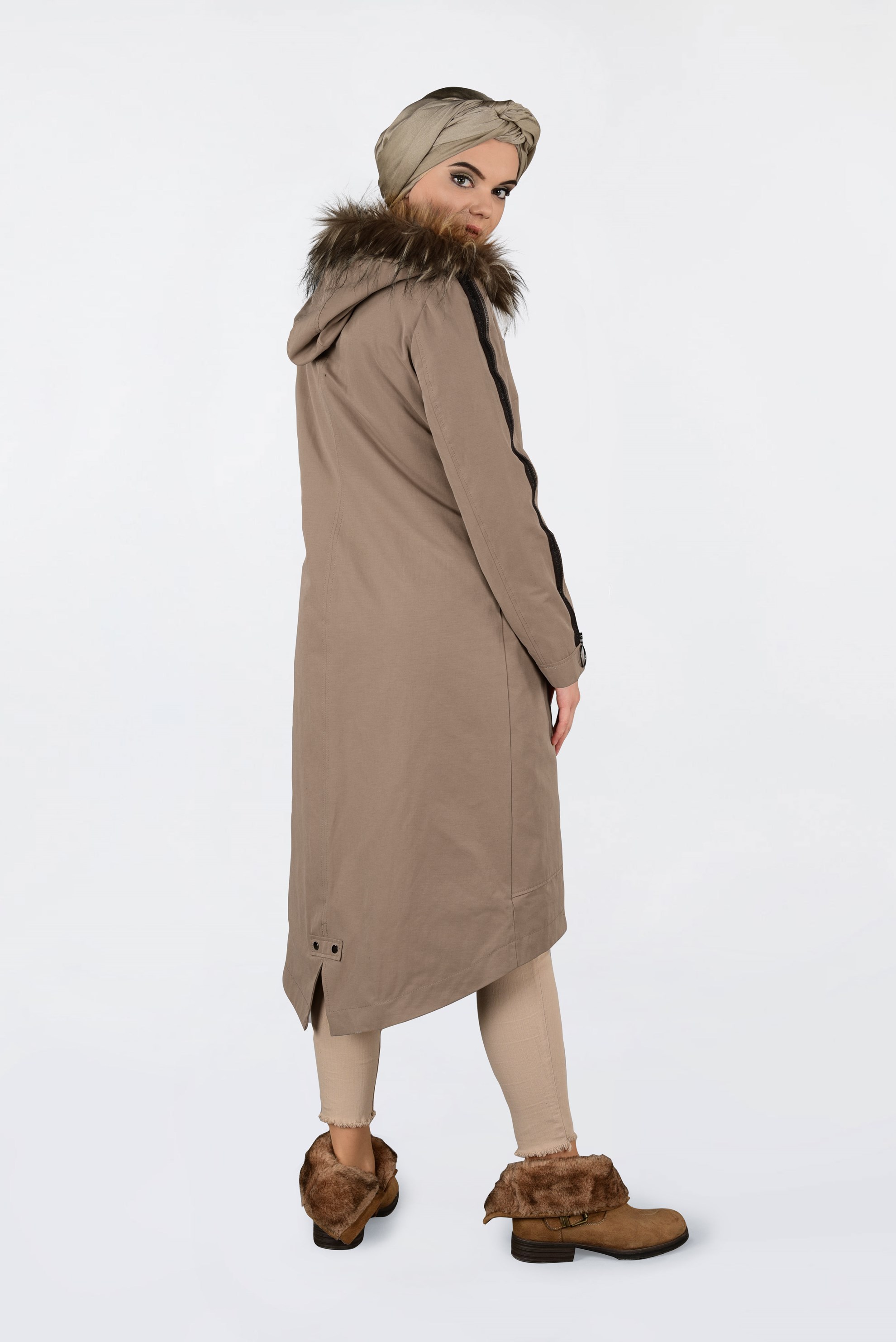 Tesettür giyim KAHVE KAPÜŞONU KÜRKLÜ KOLLARI FERMUAR DETAYLI PARKA 9775