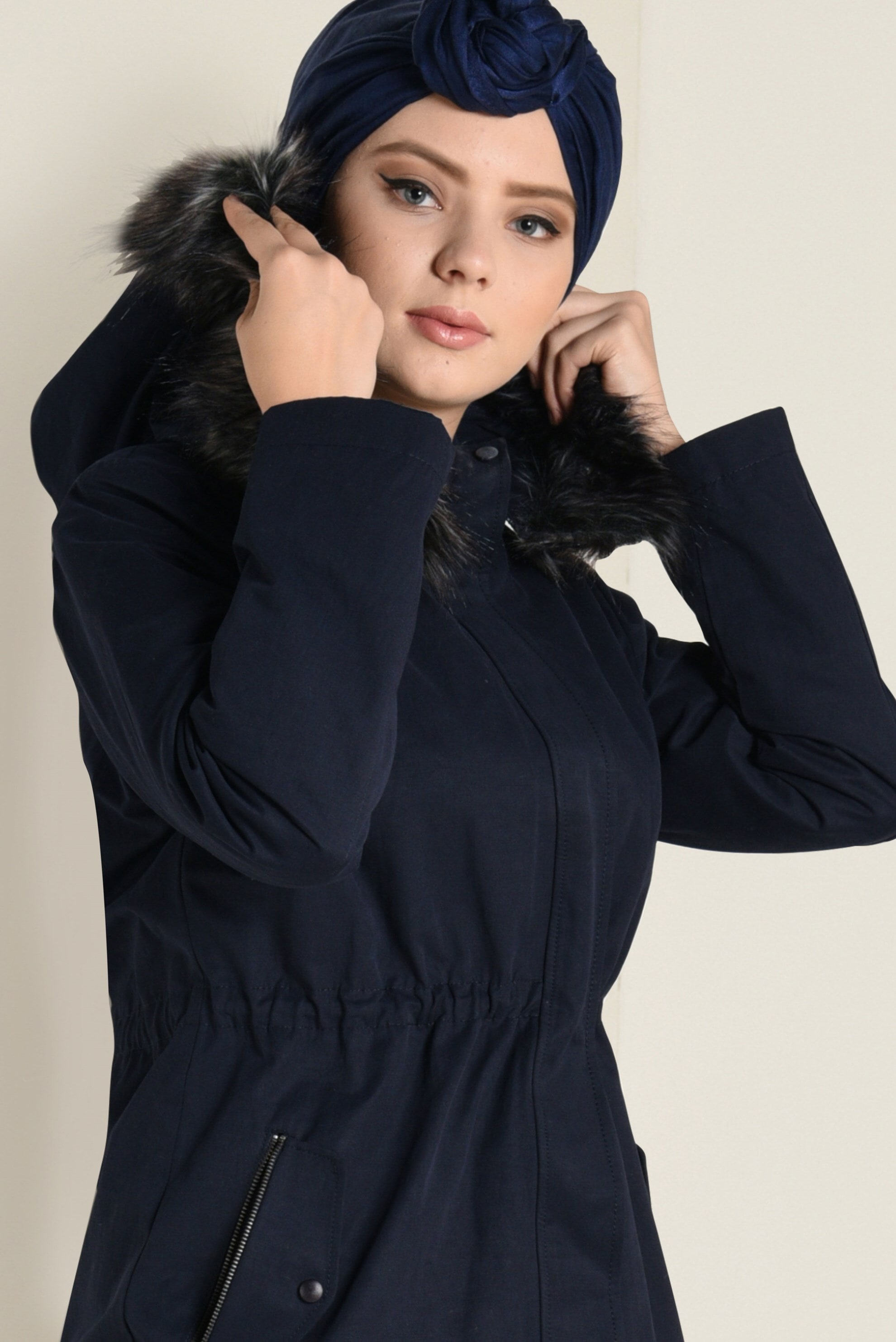 Tesettür giyim LACİVERT BELİ BÜZGÜLÜ KAPÜŞONLU PARKA 9779 