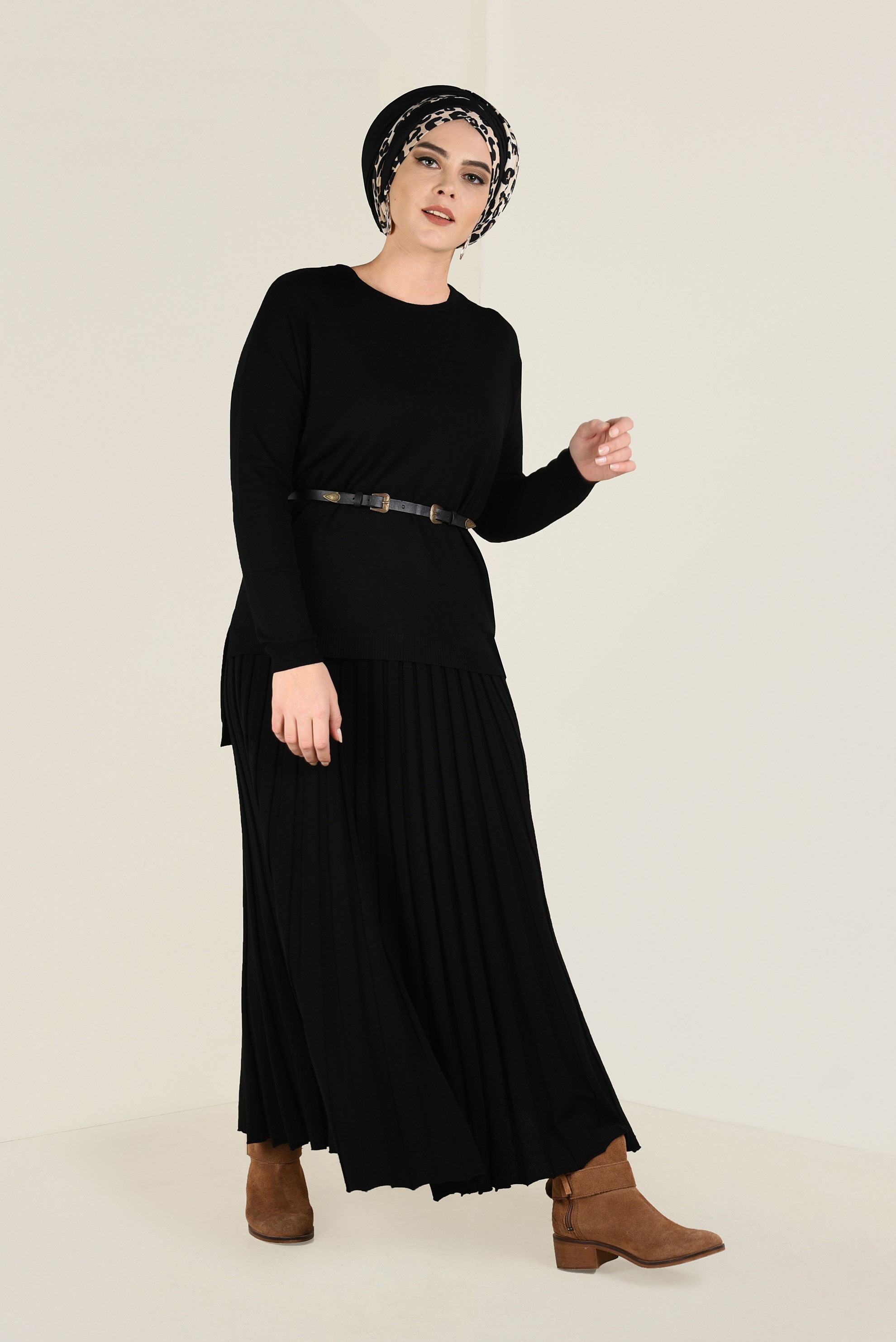 Tesettür giyim SİYAH ETEĞİ PİLELİ 2′Lİ ETEKLİ TAKIM 4502 