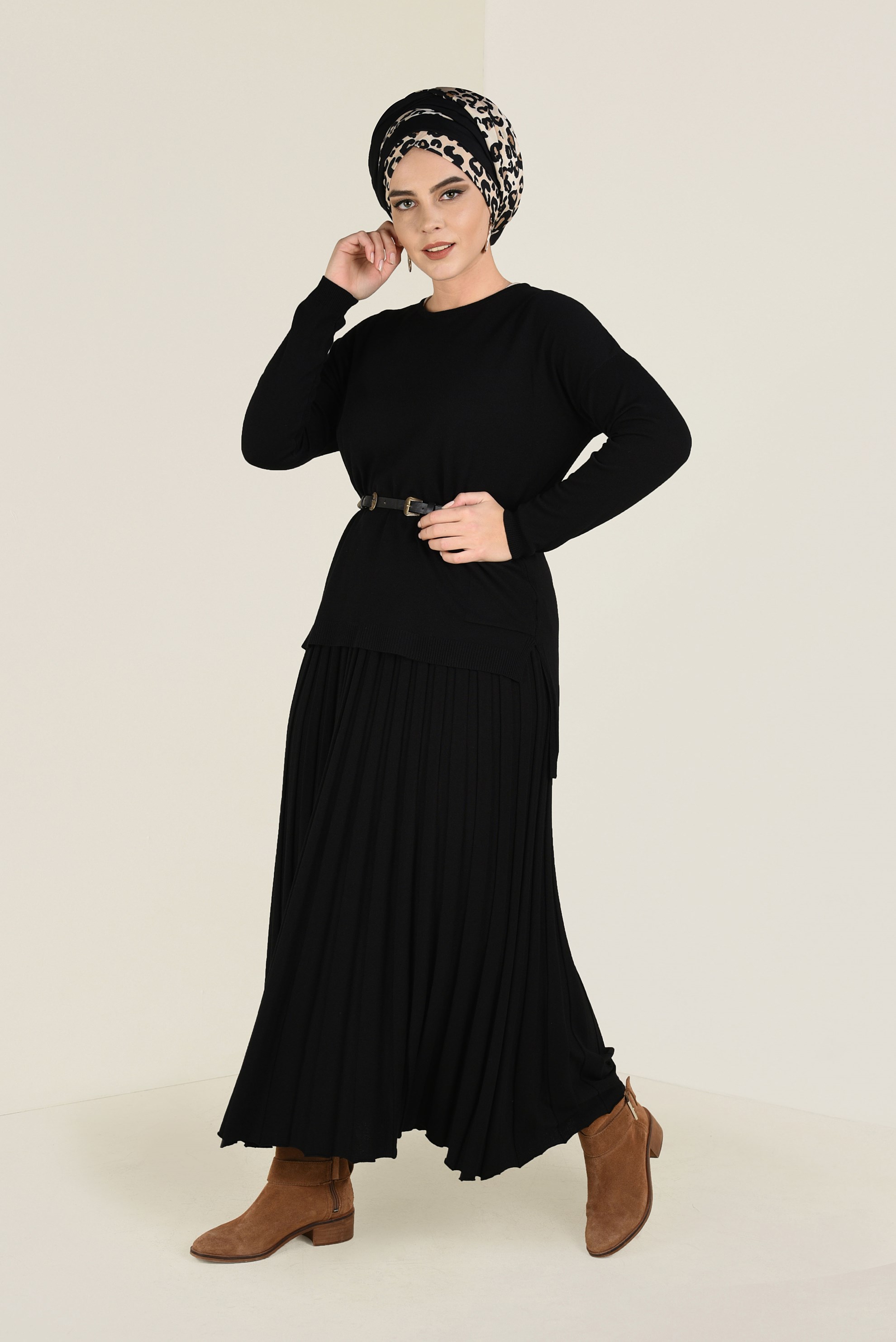 Tesettür giyim SİYAH ETEĞİ PİLELİ 2′Lİ ETEKLİ TAKIM 4502 